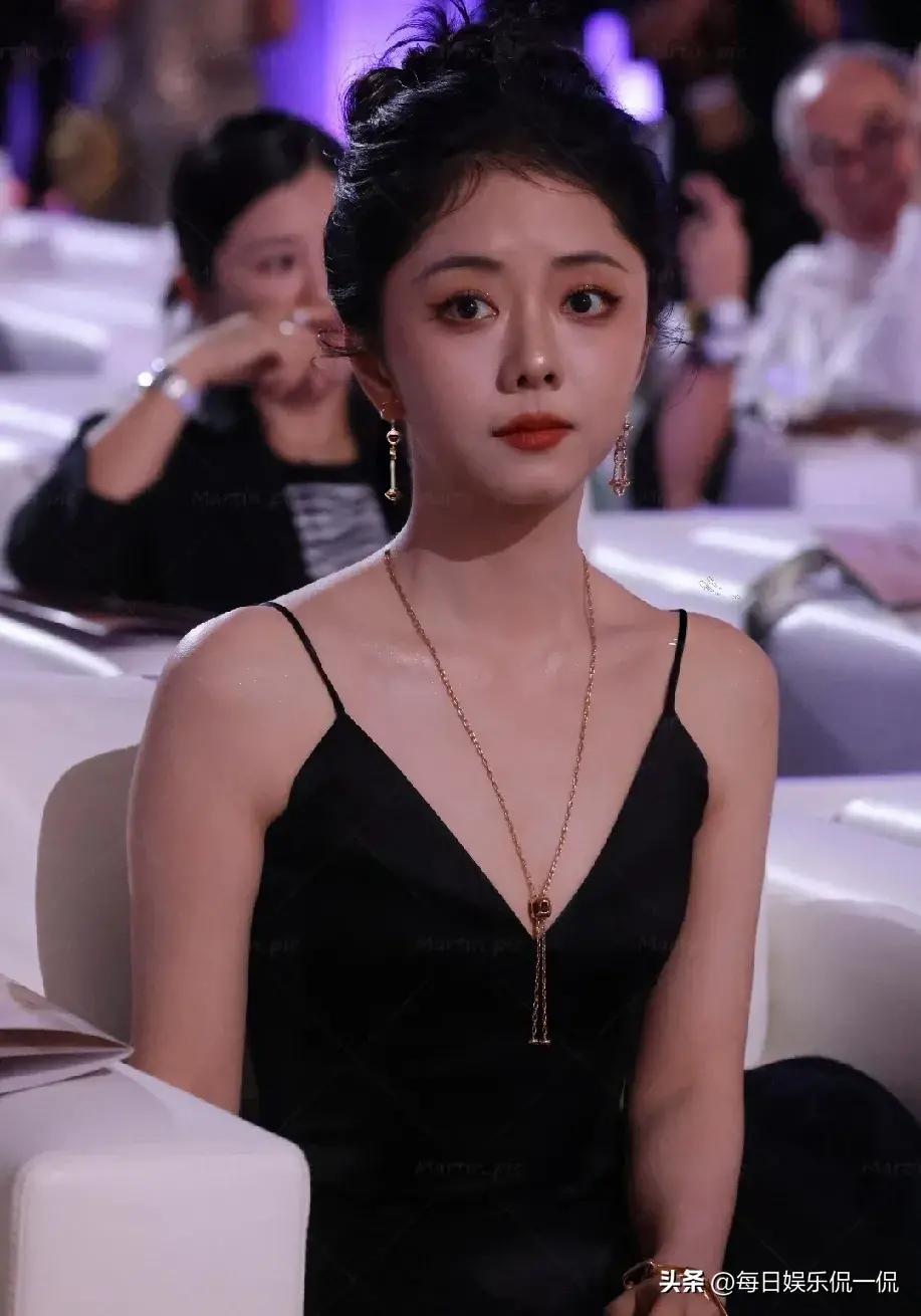 令人难以置信,41岁的唐嫣在与35岁的圆脸女神谭松韵的对比中,无论颜值