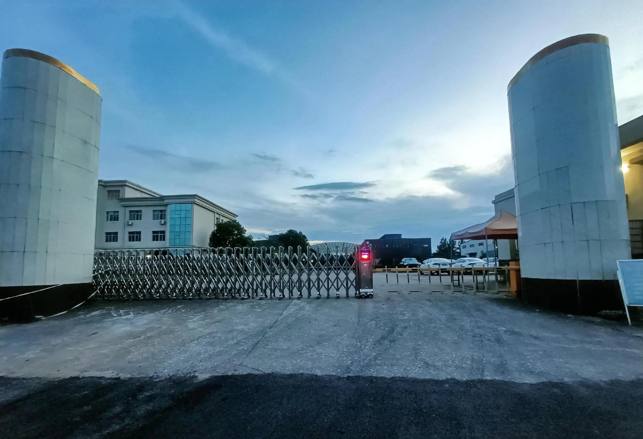 既有气派的电动伸缩门,又有个不起眼的升降杆