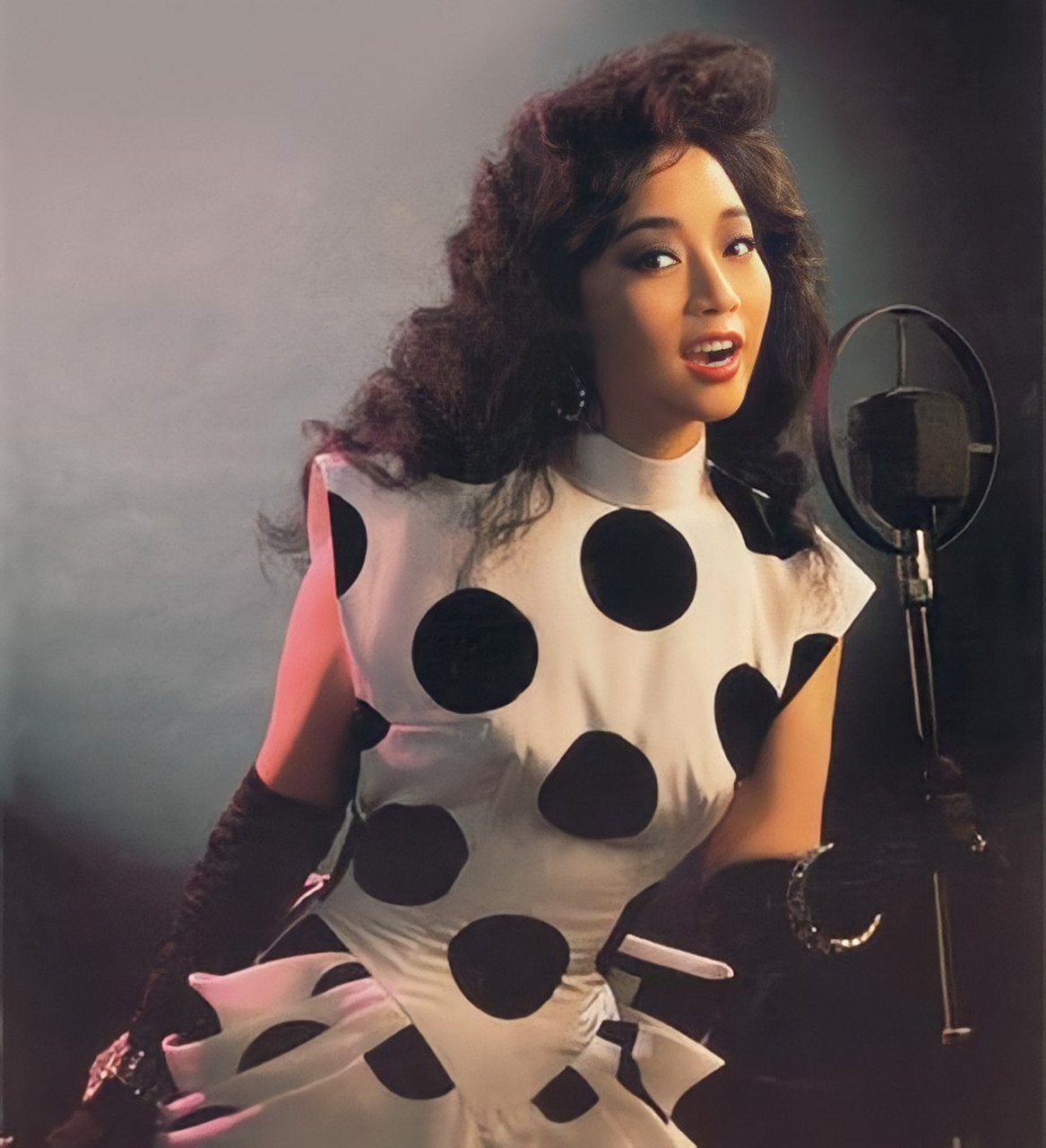 但在上世纪90年代的香港,徐小凤说出这样的话,却冒着断送星途的风险