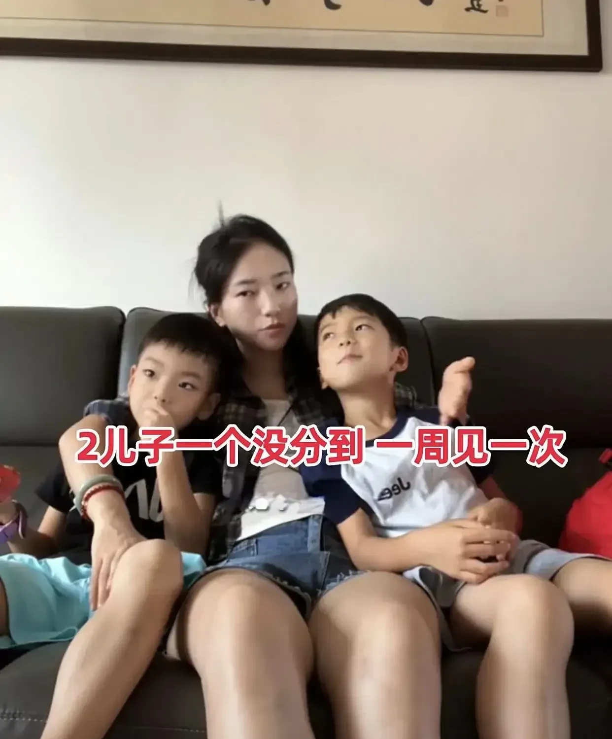 上海有个32岁女的离婚两年了,最近送孩子时看见前夫突然哭了