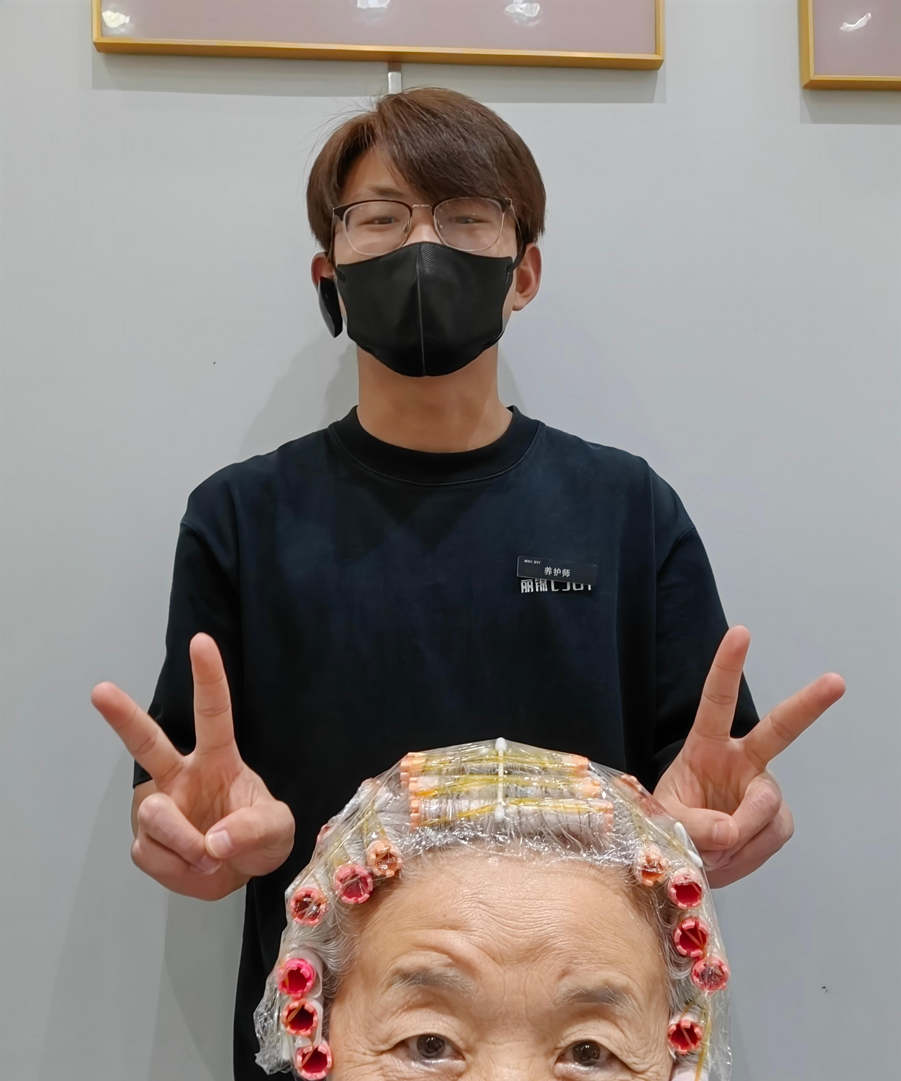 我今天去理发碰到一位十分年轻的理发师看他文质彬彬戴着副黑框眼