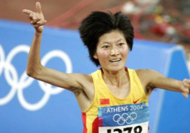 谁料迪巴巴站上领奖台的前一刻,广播里念出的名字竟然是邢慧娜