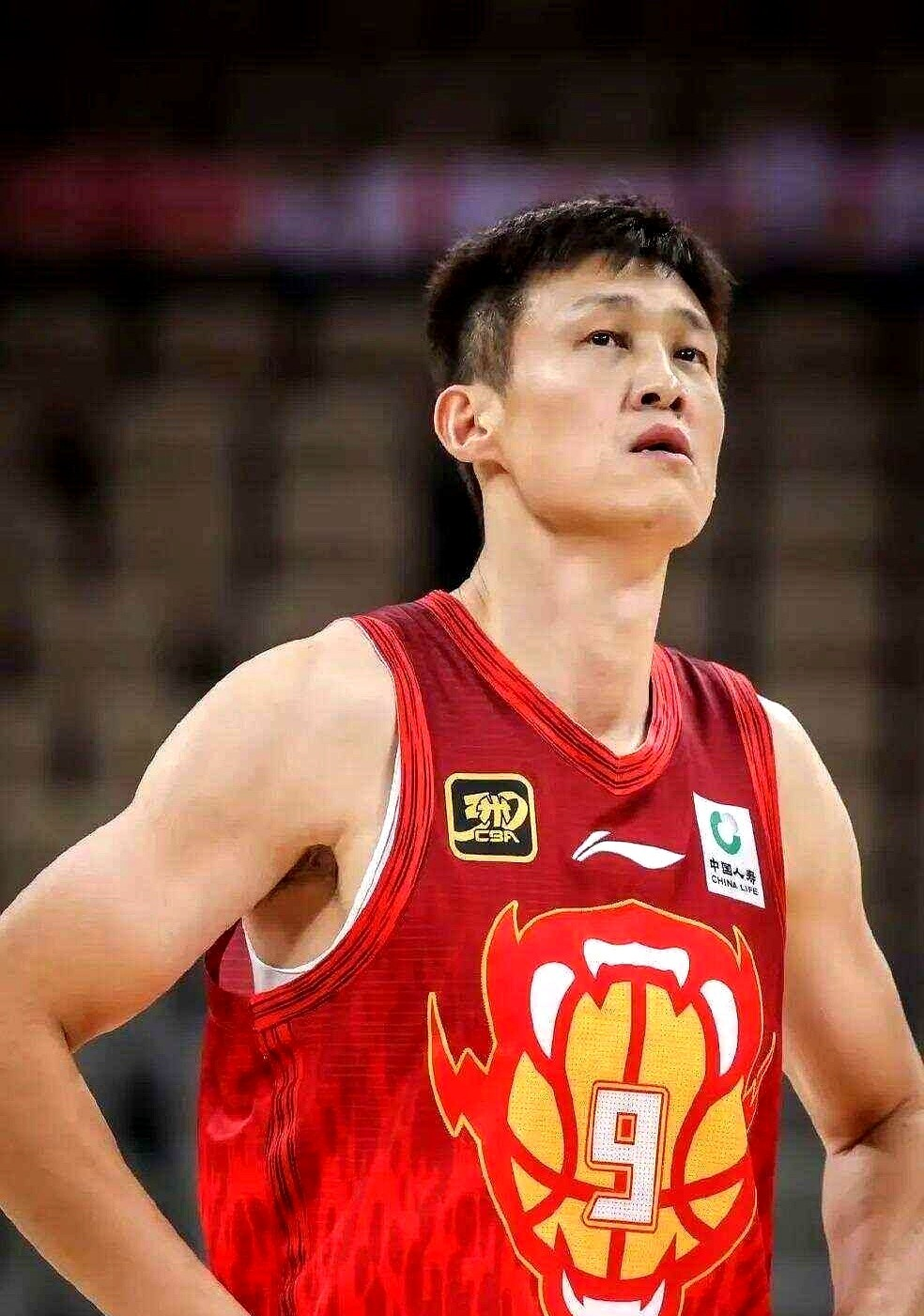 周鹏把帅位当筹码,深圳管理层连夜加码,季后赛门票瞬间变成一场豪赌