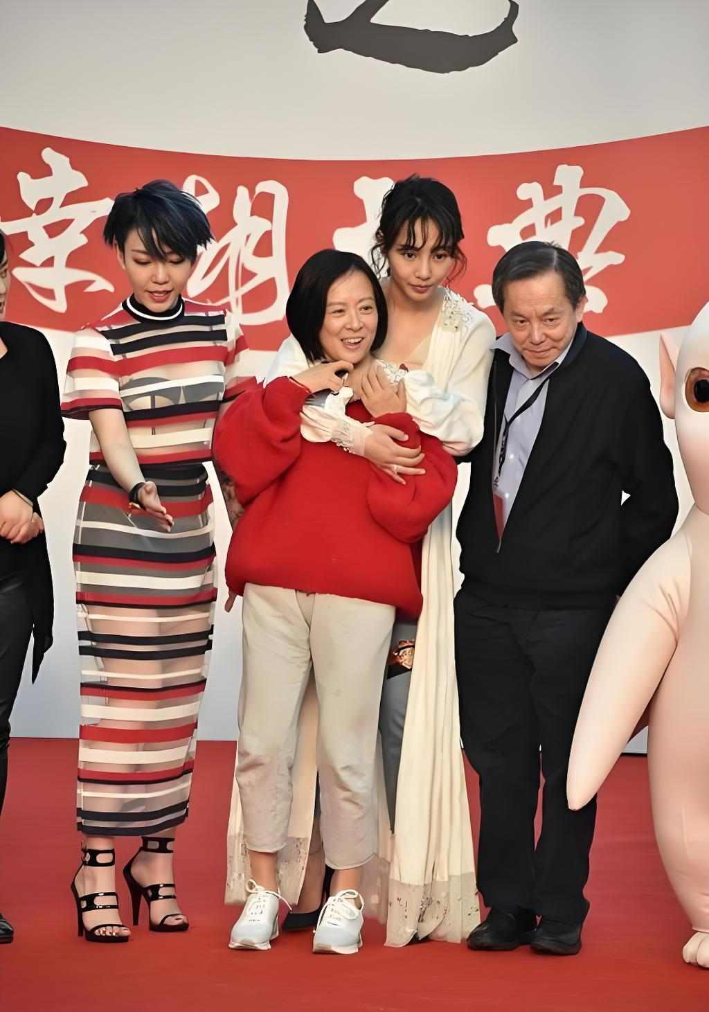 早在2005年,王京花提出离开华谊,她问旗下的艺人:有谁想跟我走?