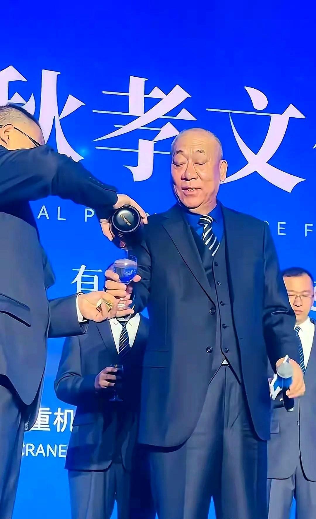 崔培军中秋节活动几千员工汾酒满杯一饮而尽