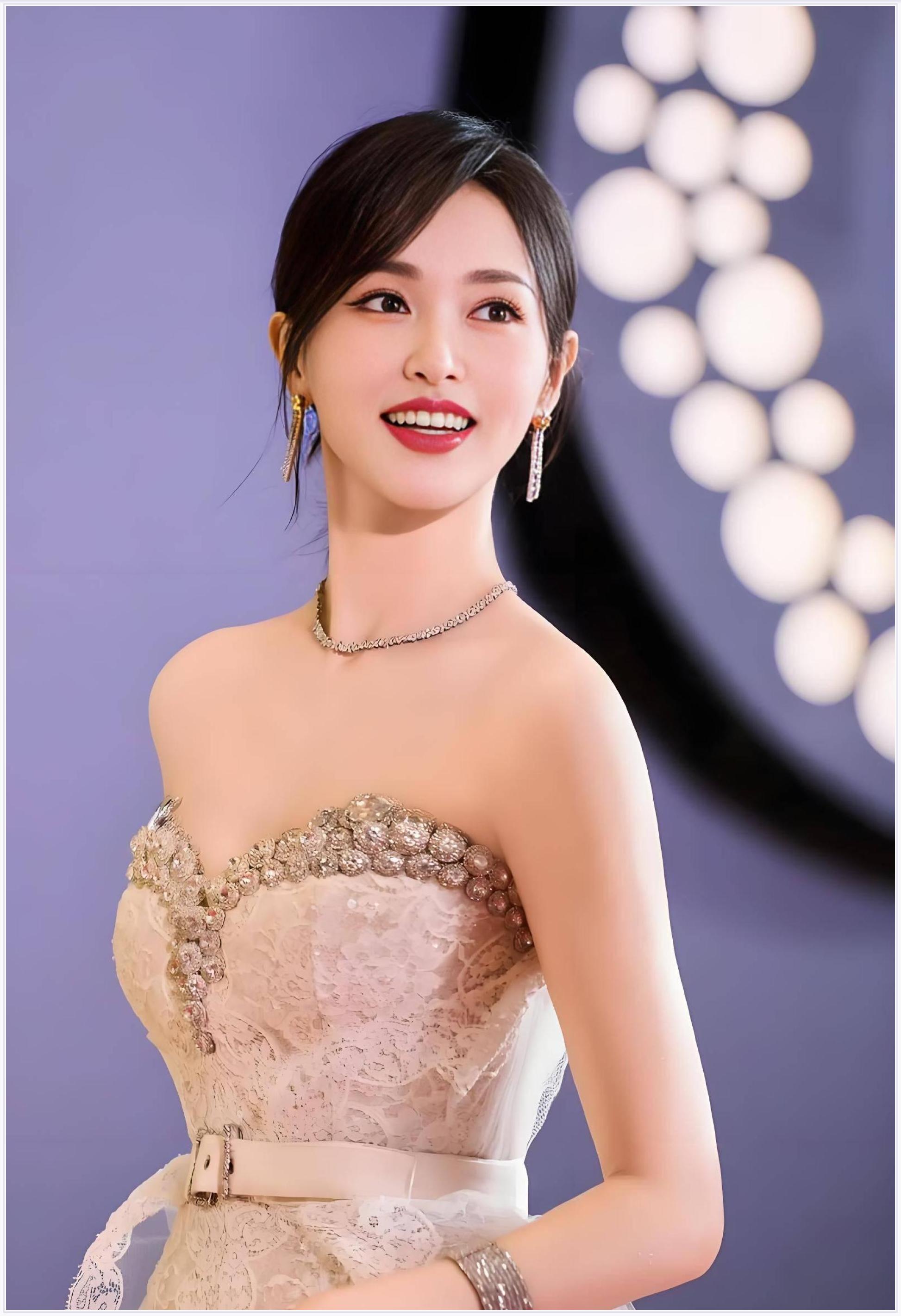 唐嫣刚被传丧偶式婚姻转头就登《时尚芭莎》封面惊艳全网
