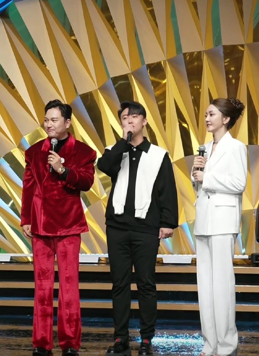 刘二狗在t佑婚礼调侃到,买树上的翡翠找四川可乐,买玛卡的找方丈!