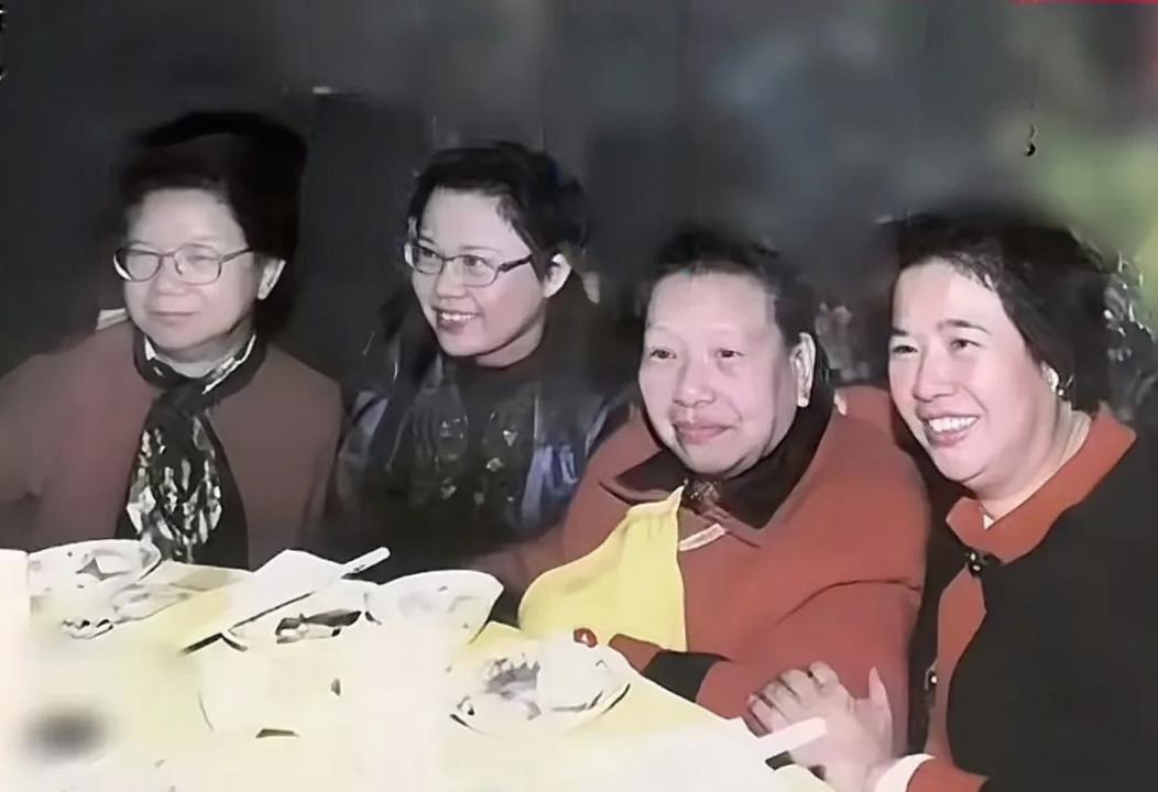 张文秋与女儿刘思齐,邵华,张少林,在一起亲切交谈,笑容满面,举止温柔