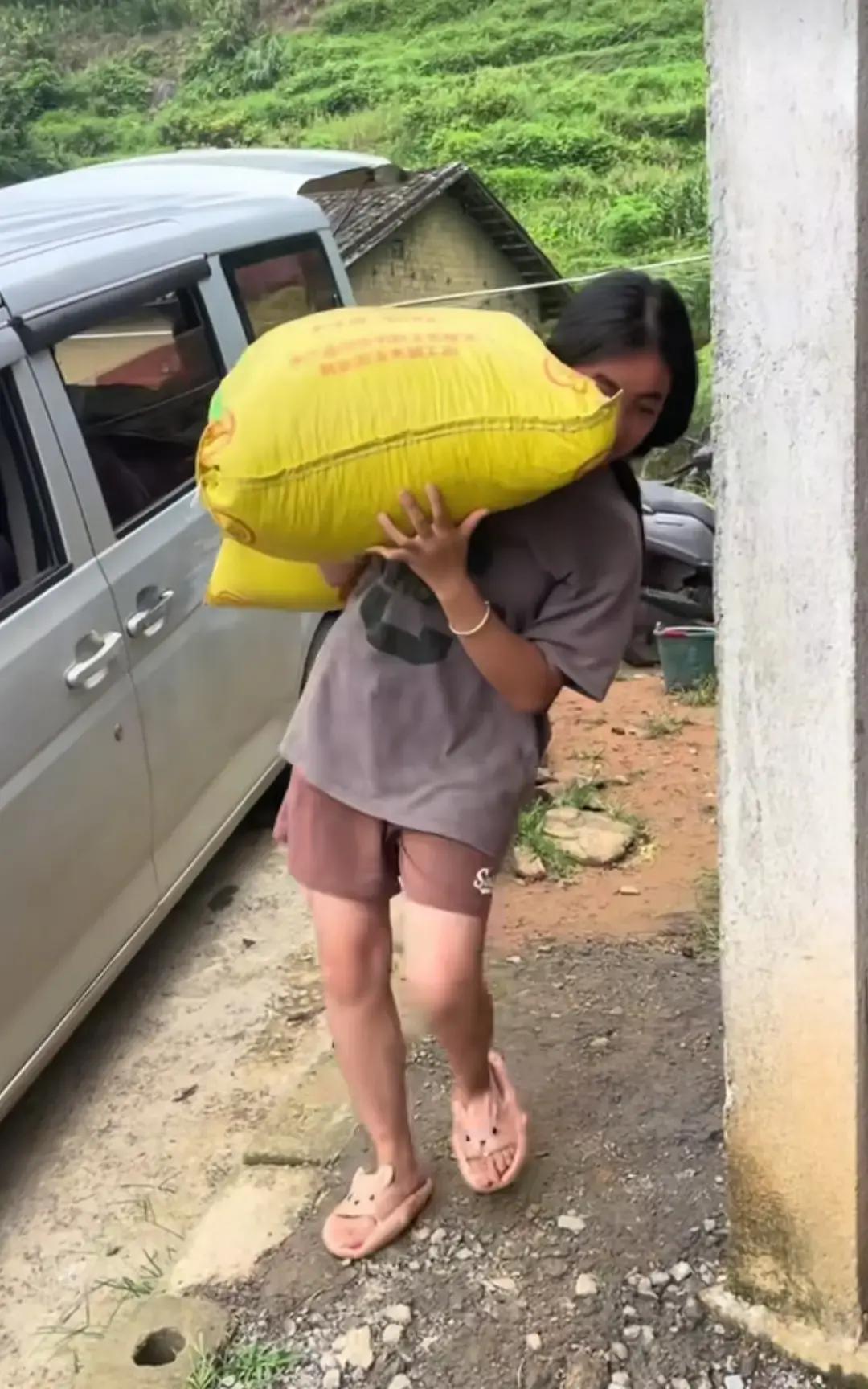 广西梁二哥家的女人真勇猛能担能背能生太厉害了