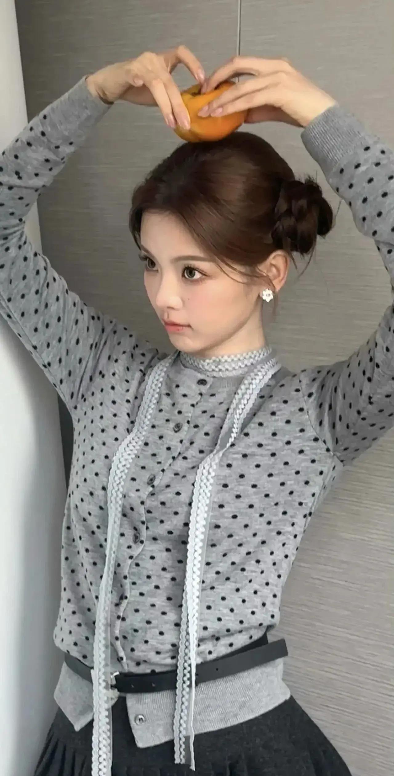 杨超越抱着大番茄,笑得像隔壁家的小妹 杨超越新出的一组写真,不是