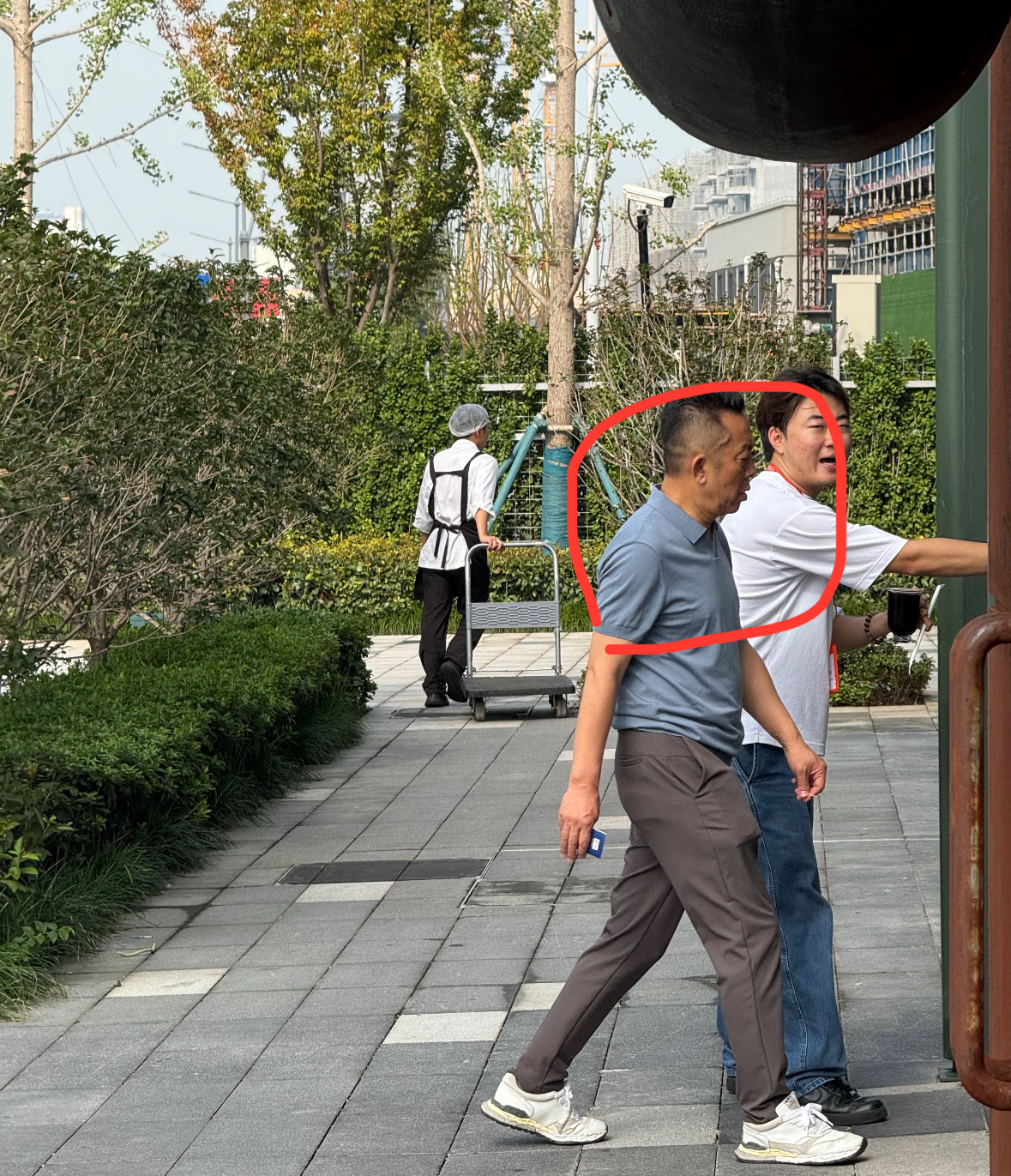 照片里,那个总是支棱着领子,仿佛随时要跟世界干一架的男人,低头走路