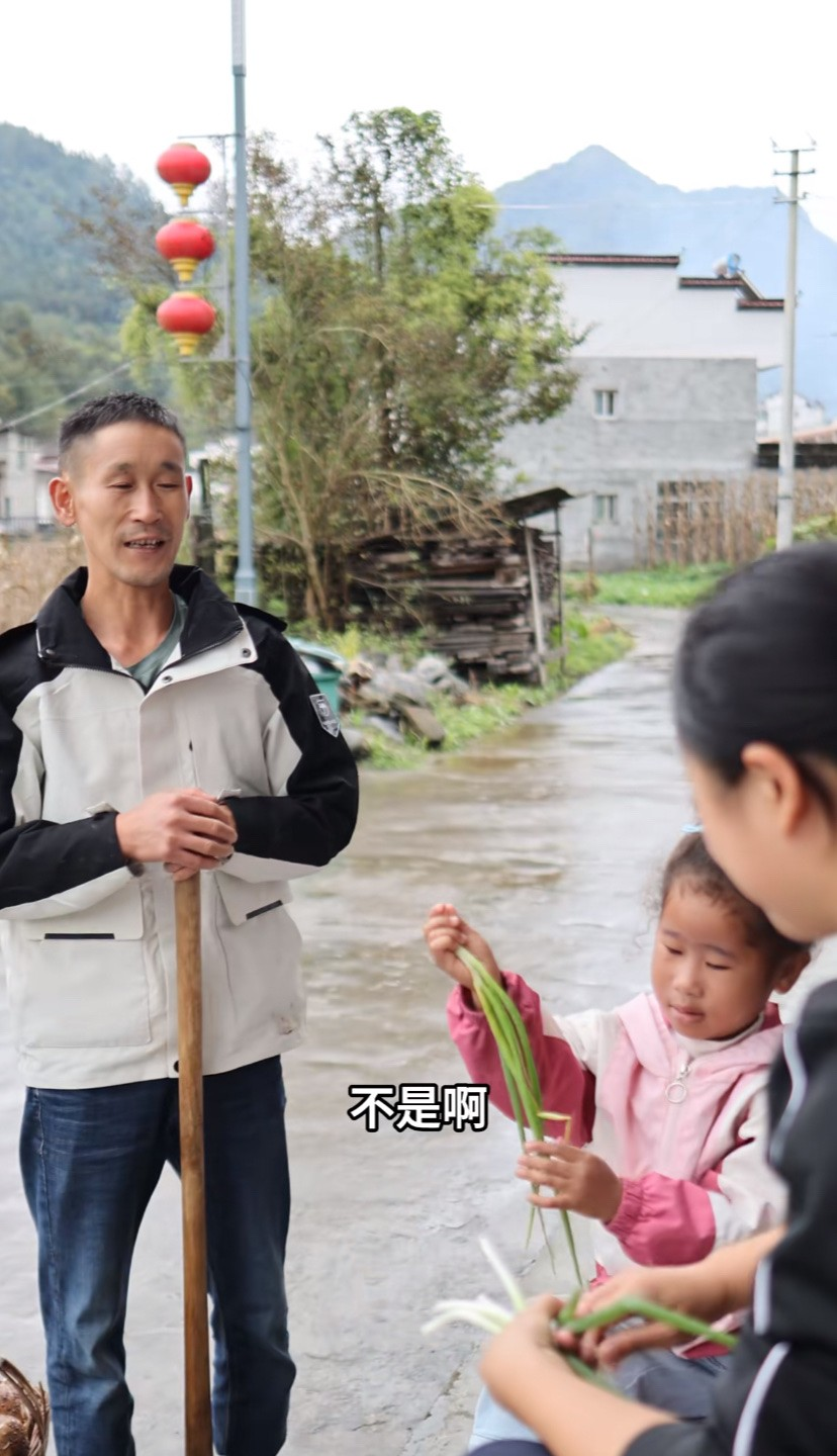 老杜回国后大方出现在邻居的视频中,网友质疑他与菲利丝已离婚