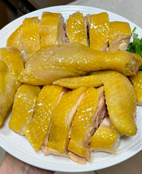 要选新鲜的三黄鸡,这种鸡皮薄肉嫩,做出的白切鸡口感好