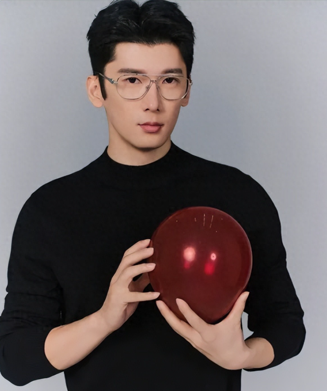 有个 35 岁男演员,光看脸真的会让人觉得是个花