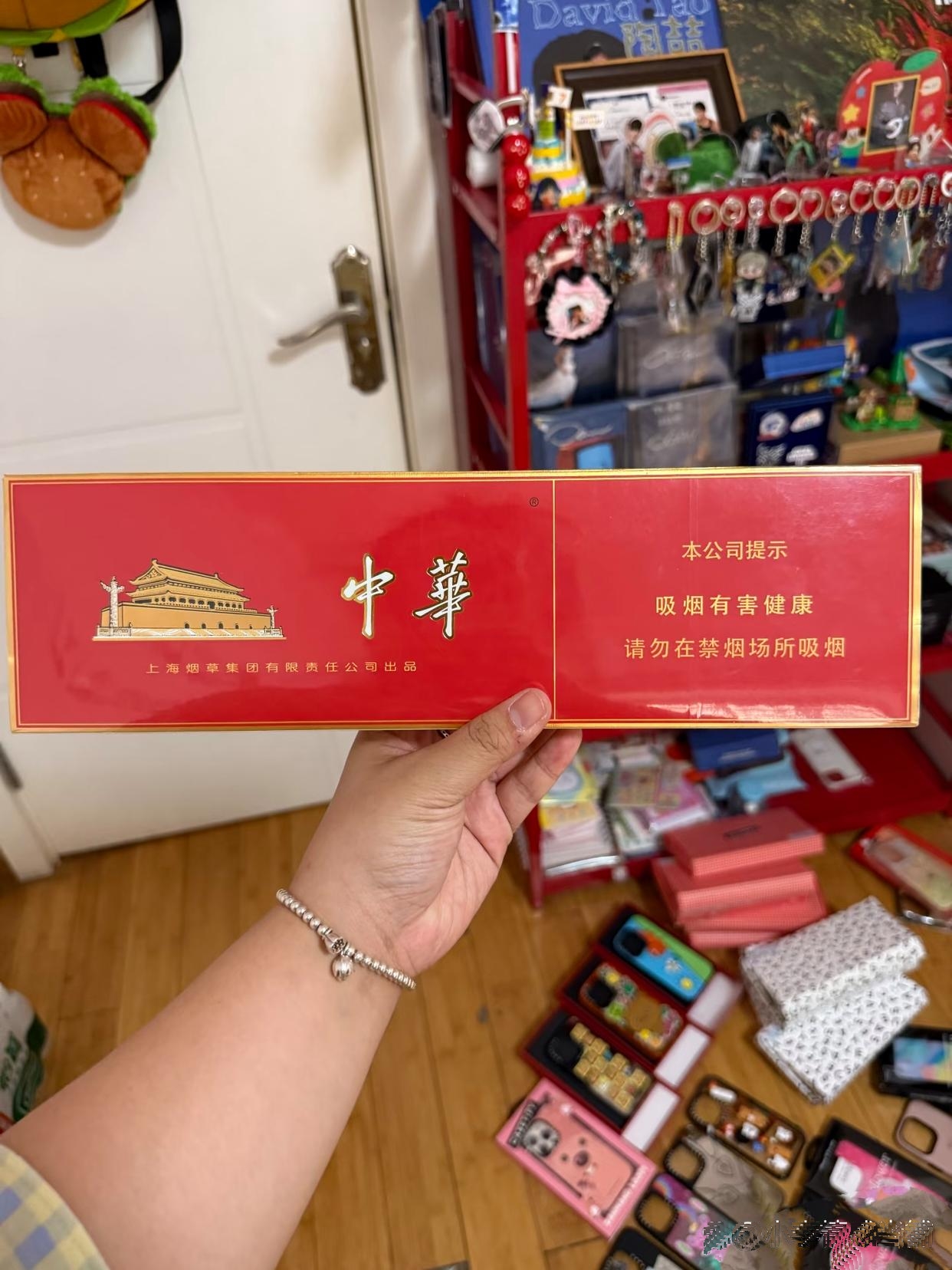 前天上班女同事塞给我条中华烟讲她老公戒了让我拿去抽