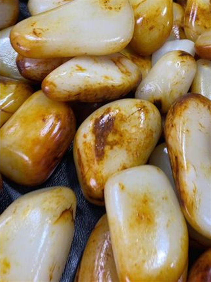 玉兴寻玉行:烟青玉原石是和田玉中的特色品类,颜色从浅灰紫到深烟色不