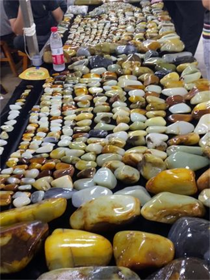 玉兴寻玉行:烟青玉原石是和田玉中的特色品类,颜色从浅灰紫到深烟色不