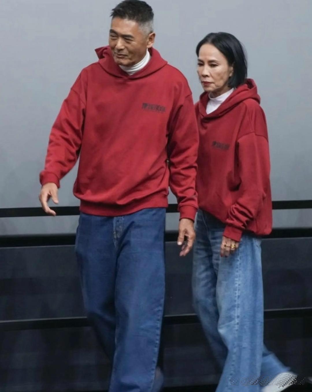 周润发和老婆陈荟莲合照里发嫂瘦得脸走样皱纹超多忒显老