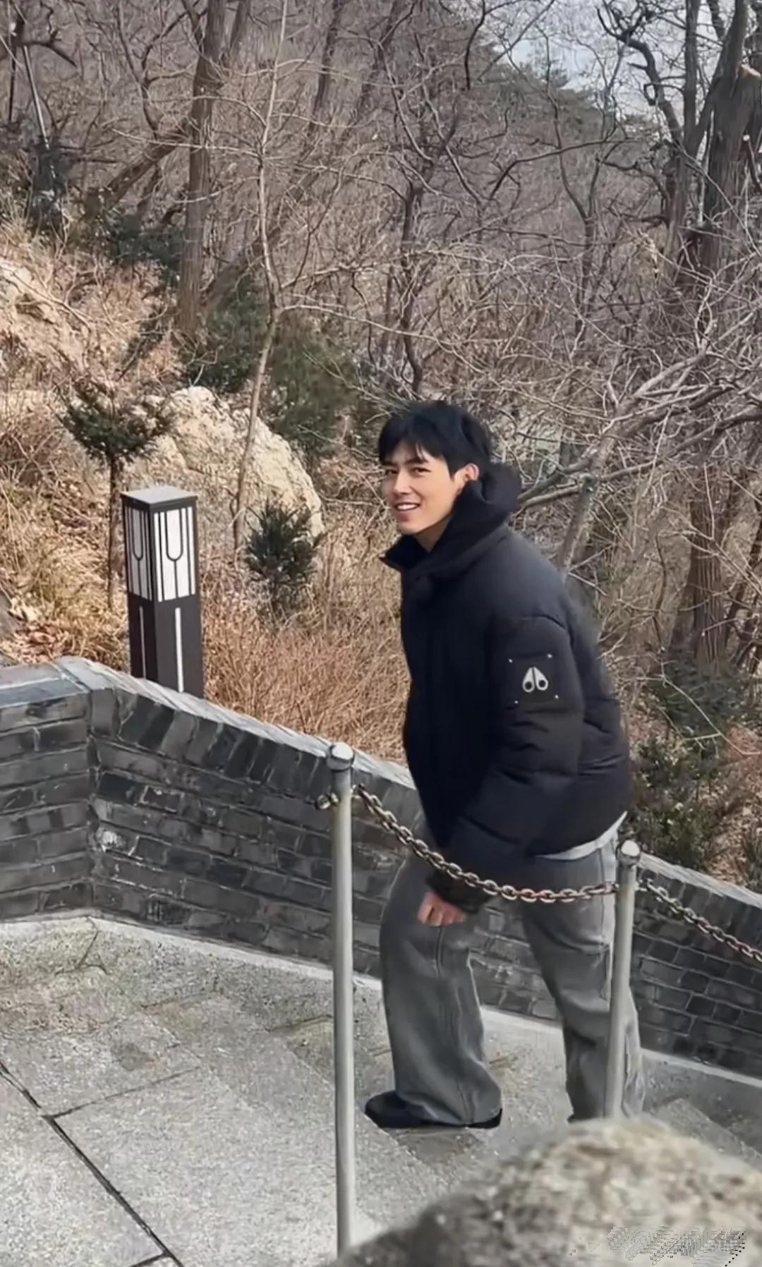 陈凯歌俩儿子陈雨昂陈飞宇在丹东大孤山银杏树那祈福呢
