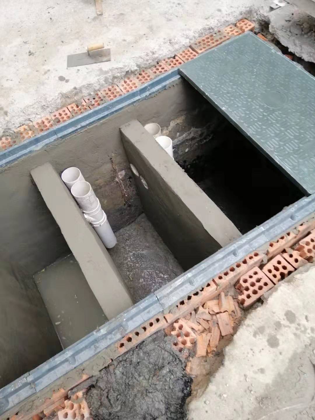 这里三格化粪池如同城市的消化系统默默地承担着处理生活污水的