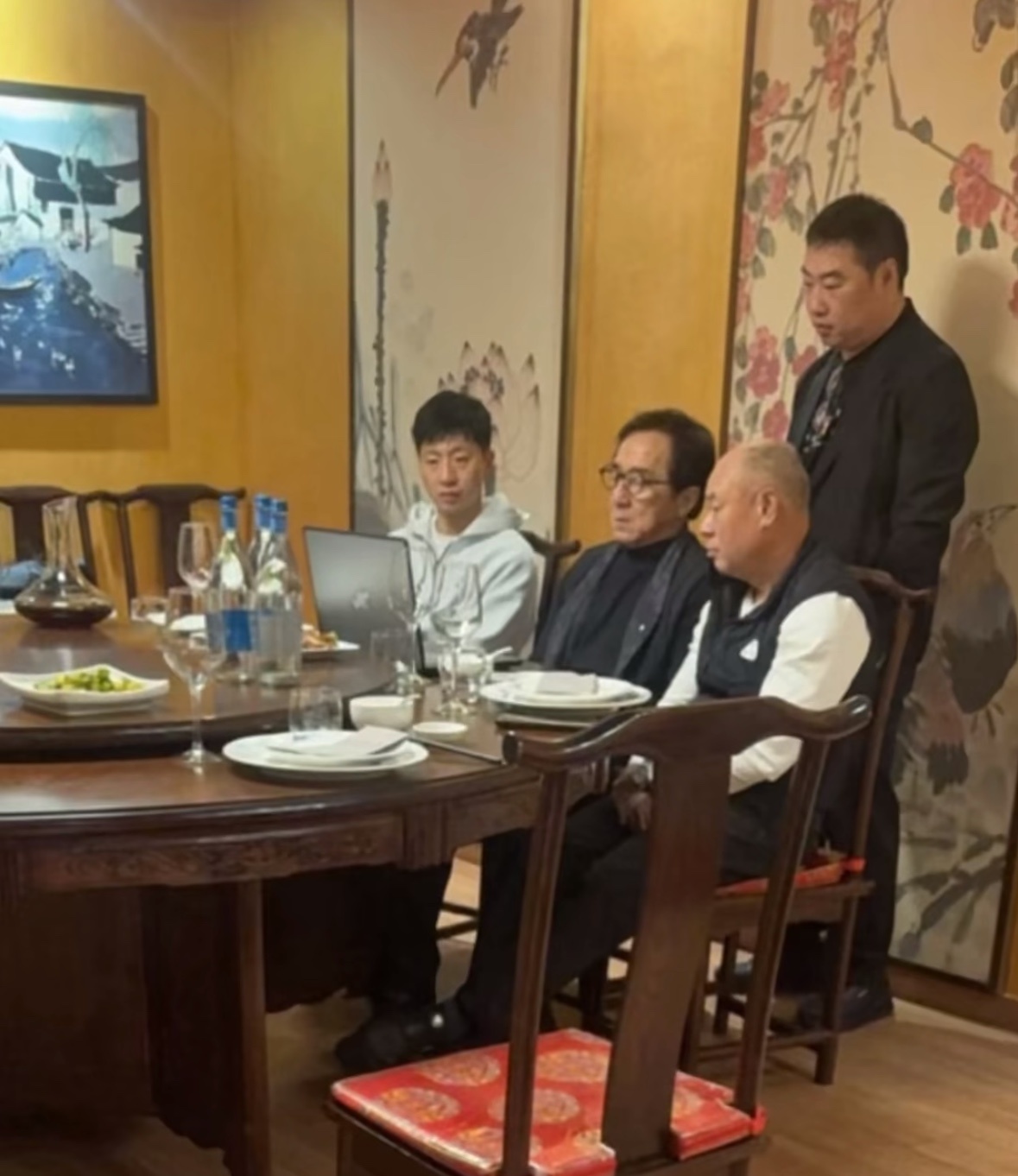 米兰时装周开启马龙来看prada和李宁秀成龙是冬奥会火炬手三个人