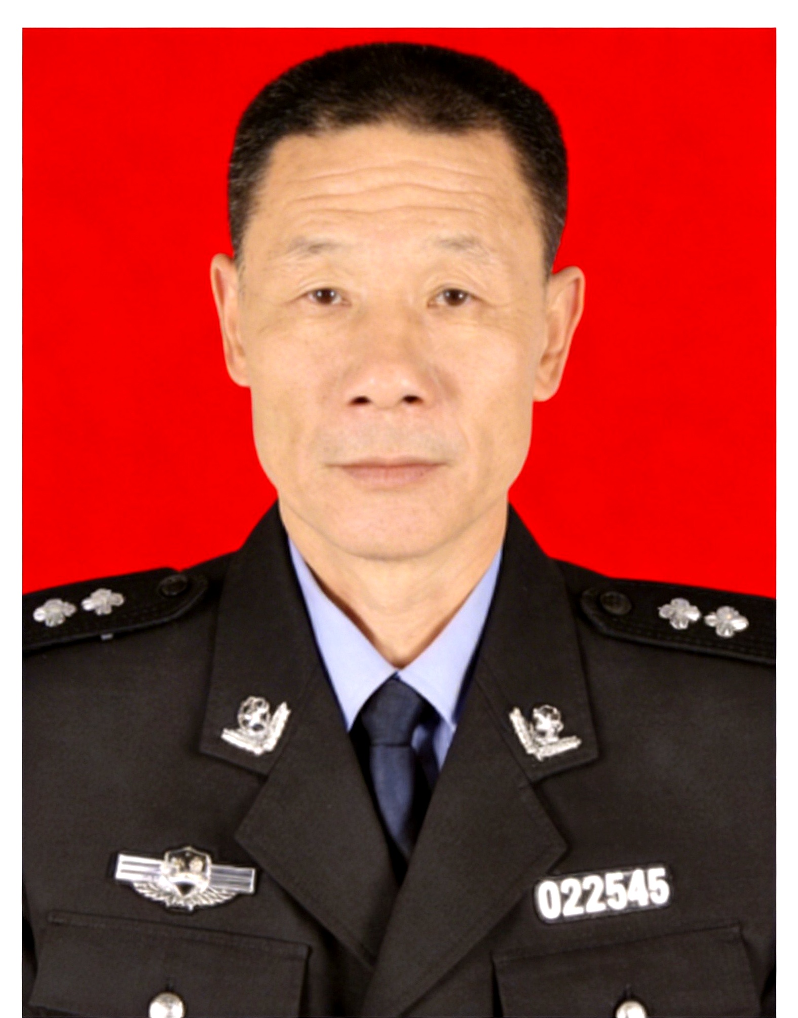 他于1982年参军曾经担任过武警部队的擒拿格斗教练