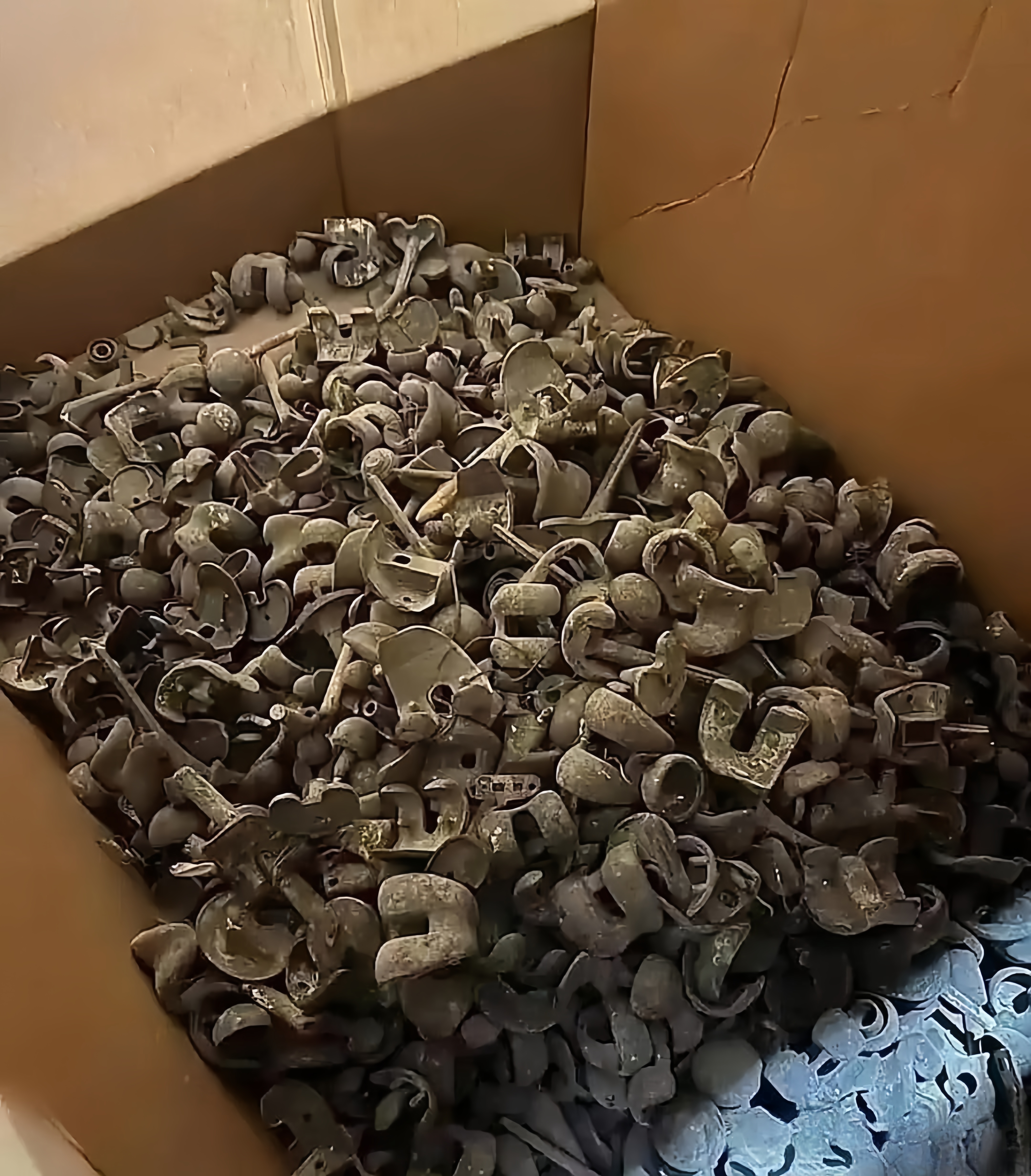 为赚快钱竟在深夜悄悄潜入公墓偷偷挖走他人遗骨转手卖给黑市买家
