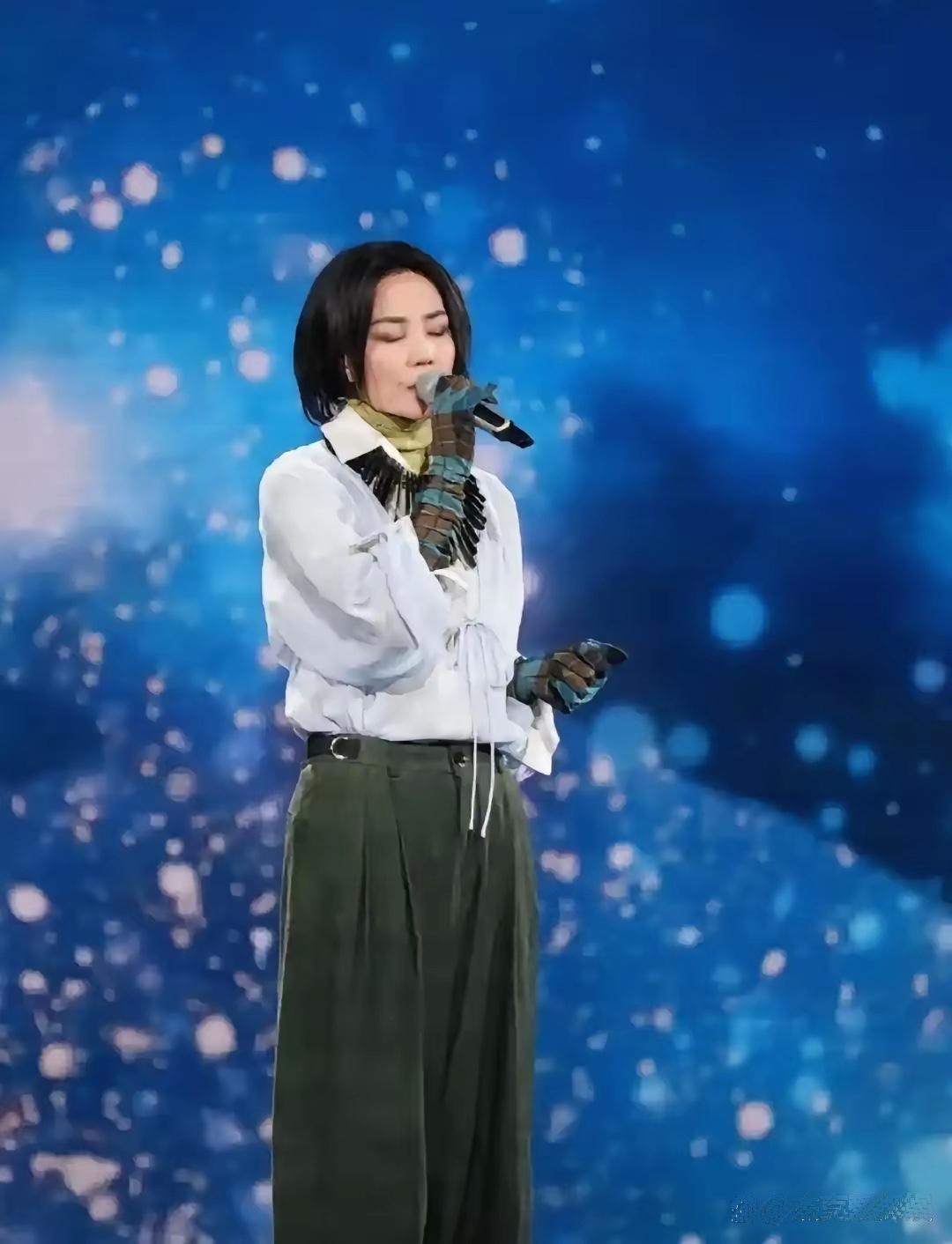 王菲春晚彩排造型超吸睛每次亮相衣品都绝了总被模仿却难被超越