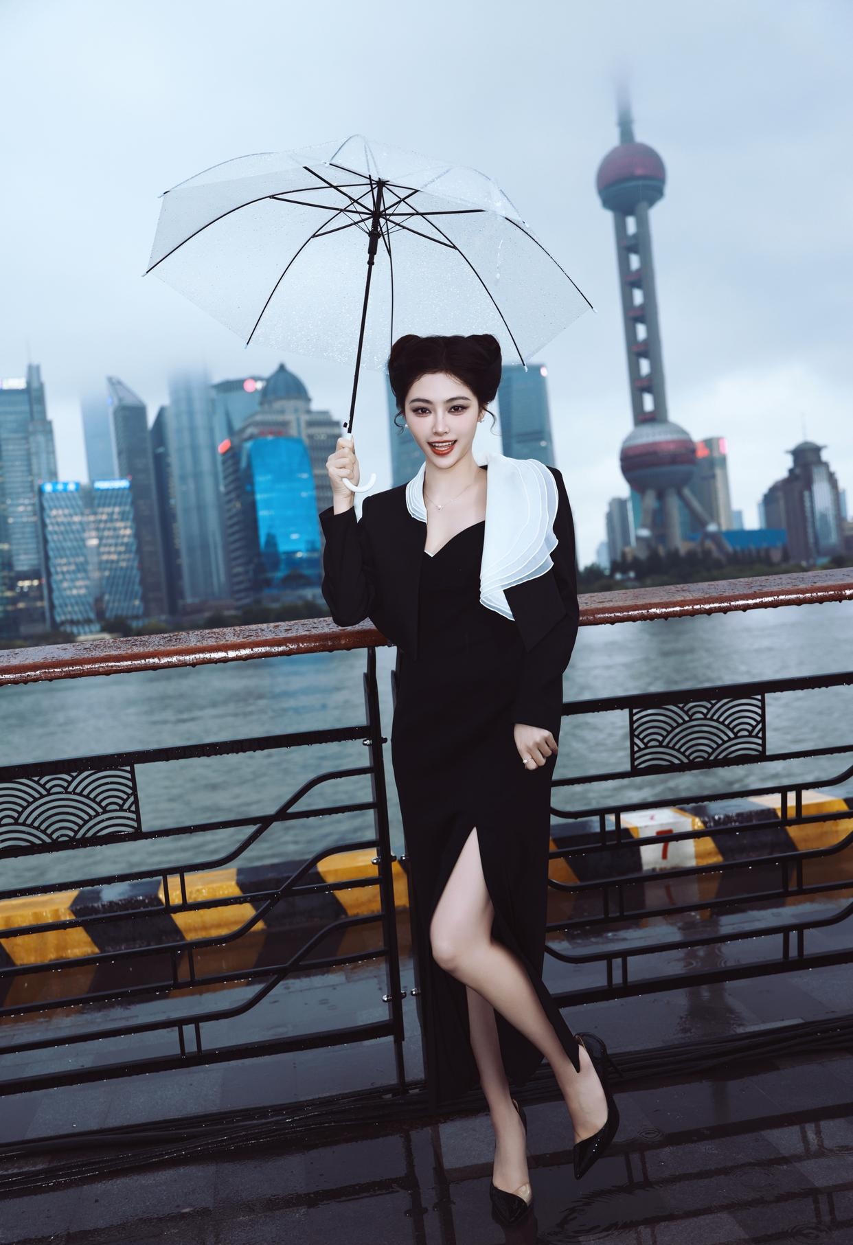 许佳琪撑伞大片黑白穿搭雨中黑猫女郎