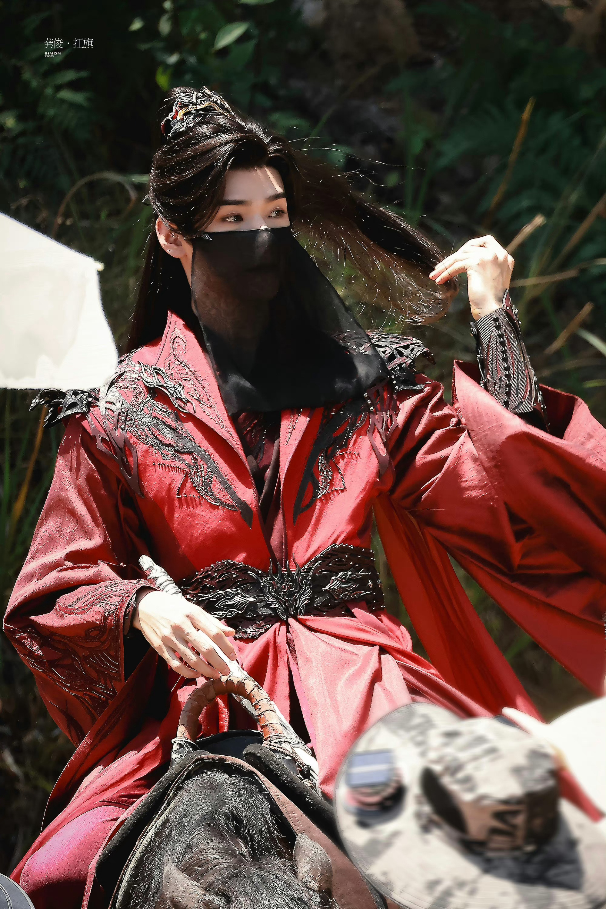 龚俊正在拍摄武侠剧《暗河传》他在剧中出演一名顶级鲨手近期的