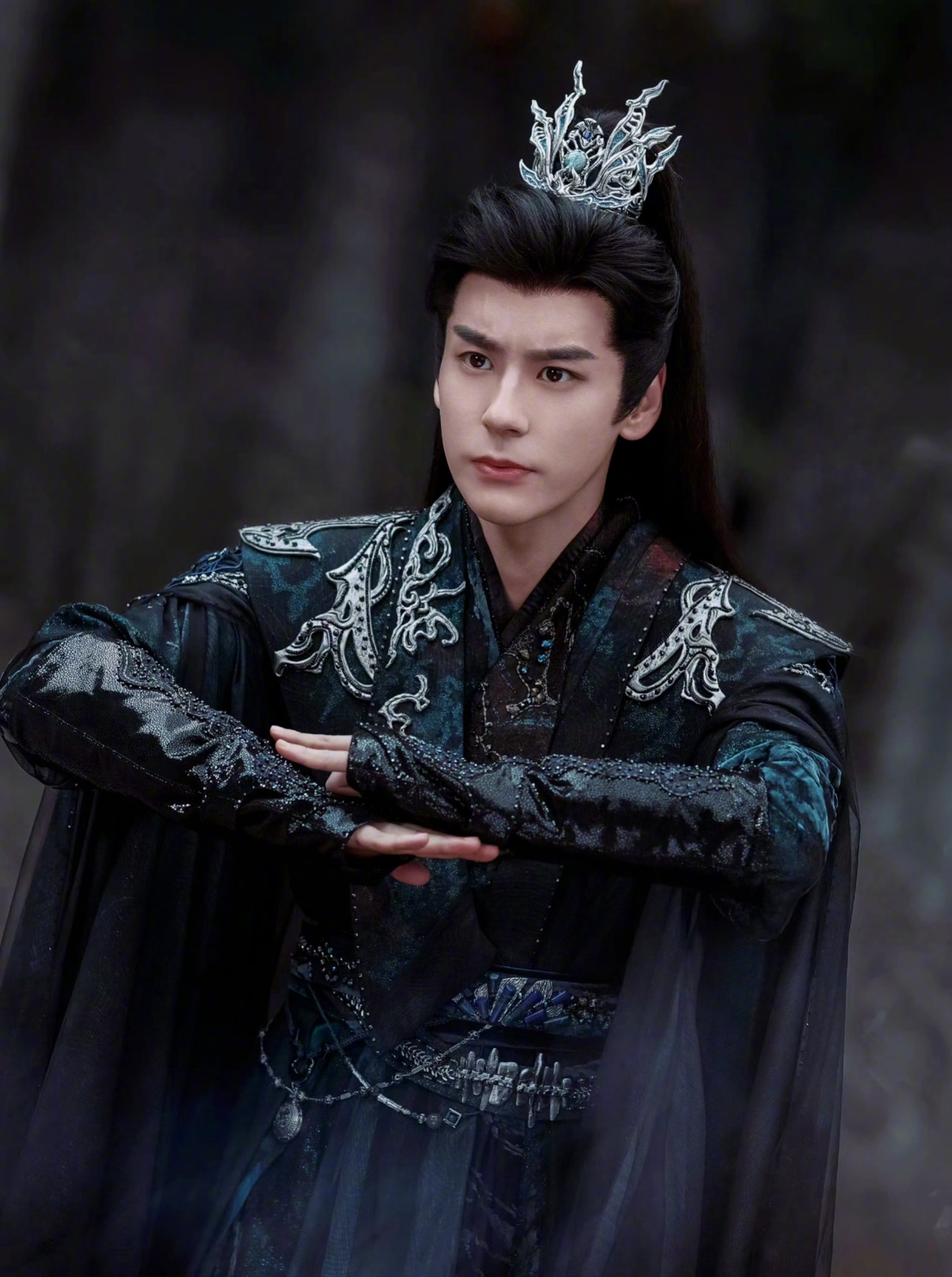 《慕胥辞》男二号鬼王右丞晏柯由魏哲鸣出演这个角色有点癫爱美人