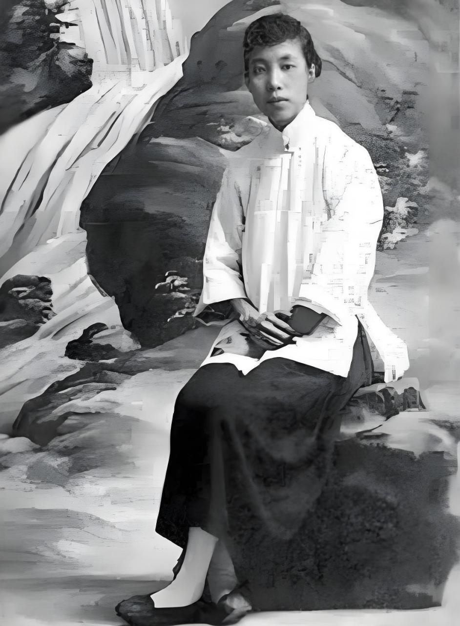 1927年,鲁迅46岁,瞒着自己的原配妻子朱安,和许广平在上海同居,他们没