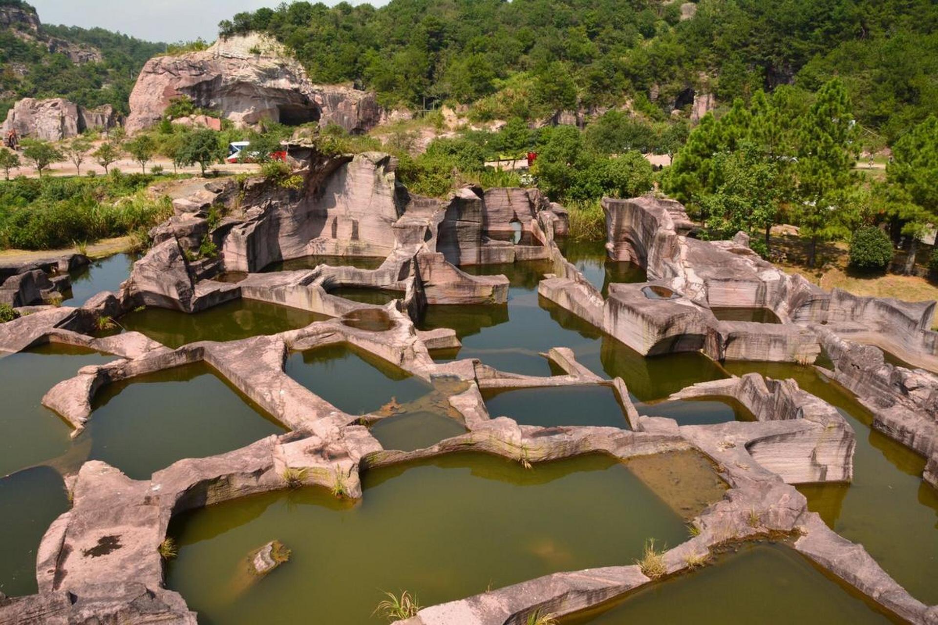 台州蛇蟠岛旅游攻略  景点分布 蛇蟠岛最主要的景点为海盗邨和野人洞