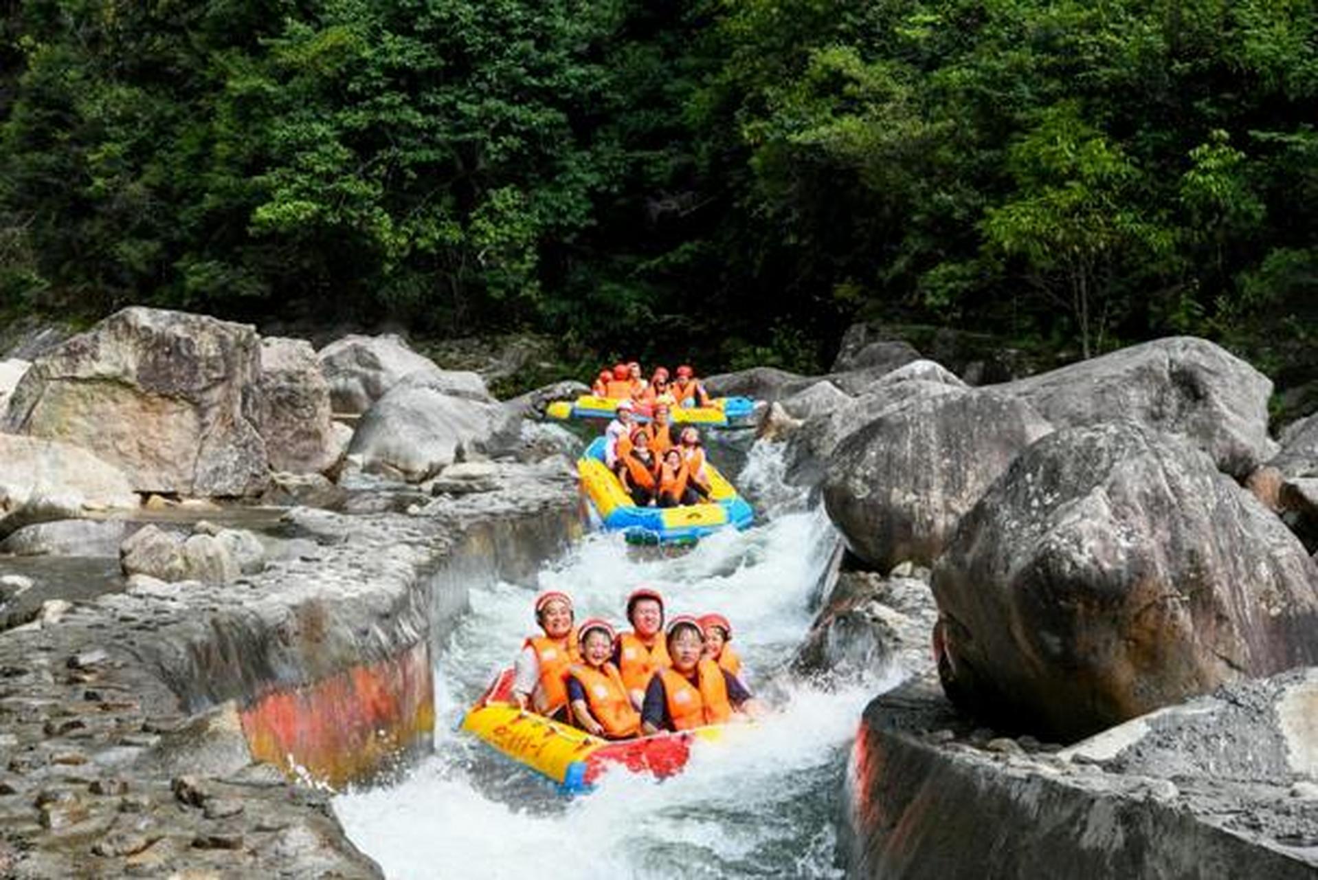 1,长沙皇龙峡森林漂流  皇龙峡森林漂流是目前离长沙最近,最具吸引力