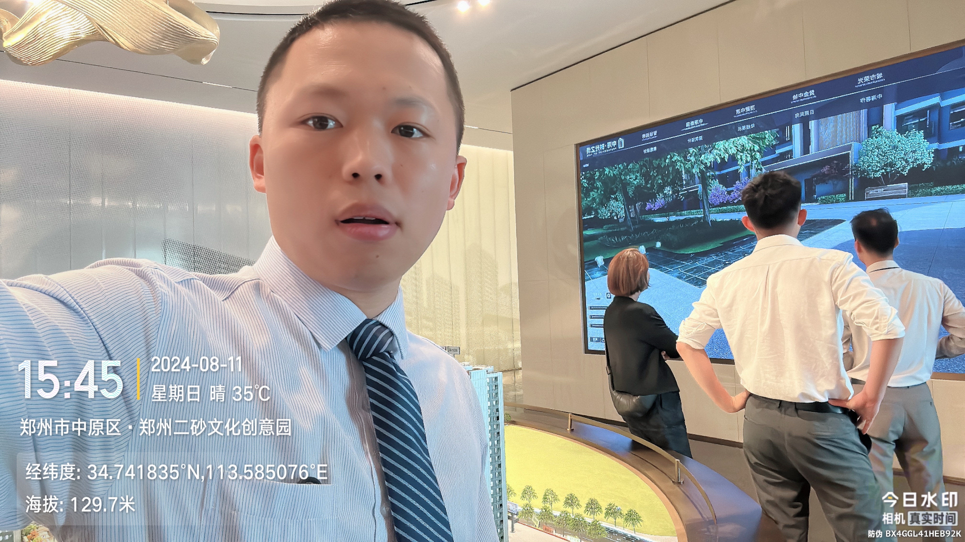 这样的小区大门我猜你一定没见过,由上千块陶砖拼接