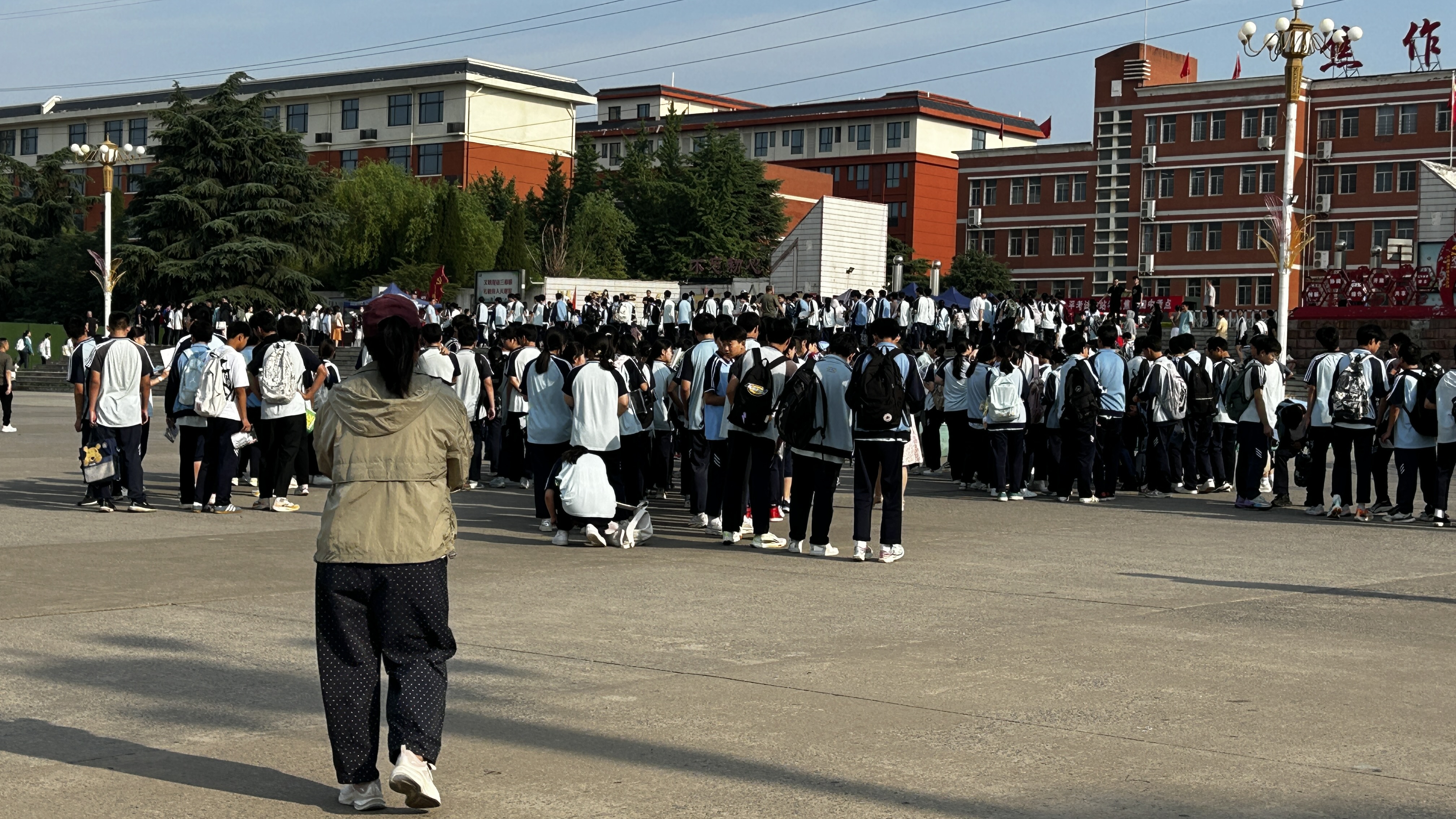 现场成人高考走入考场的图片众兴攀登中学2018#出发吧成为勇敢的大人