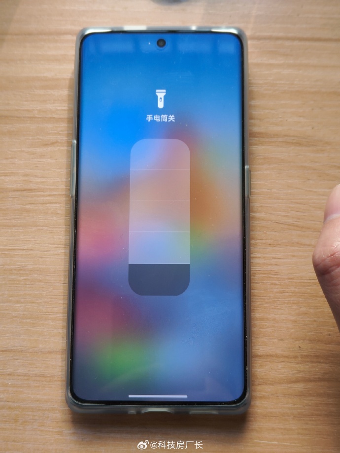 oppo手电筒长按可以调节亮度,有人说可以,有人说不可以,这是因为系统