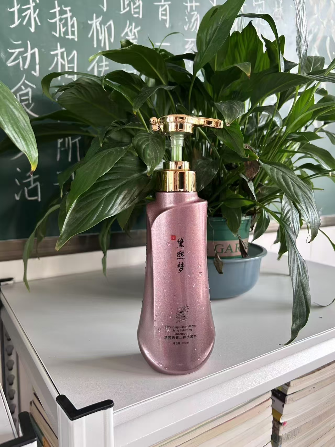 我听后心疼,立刻决定给她买一瓶洗发水