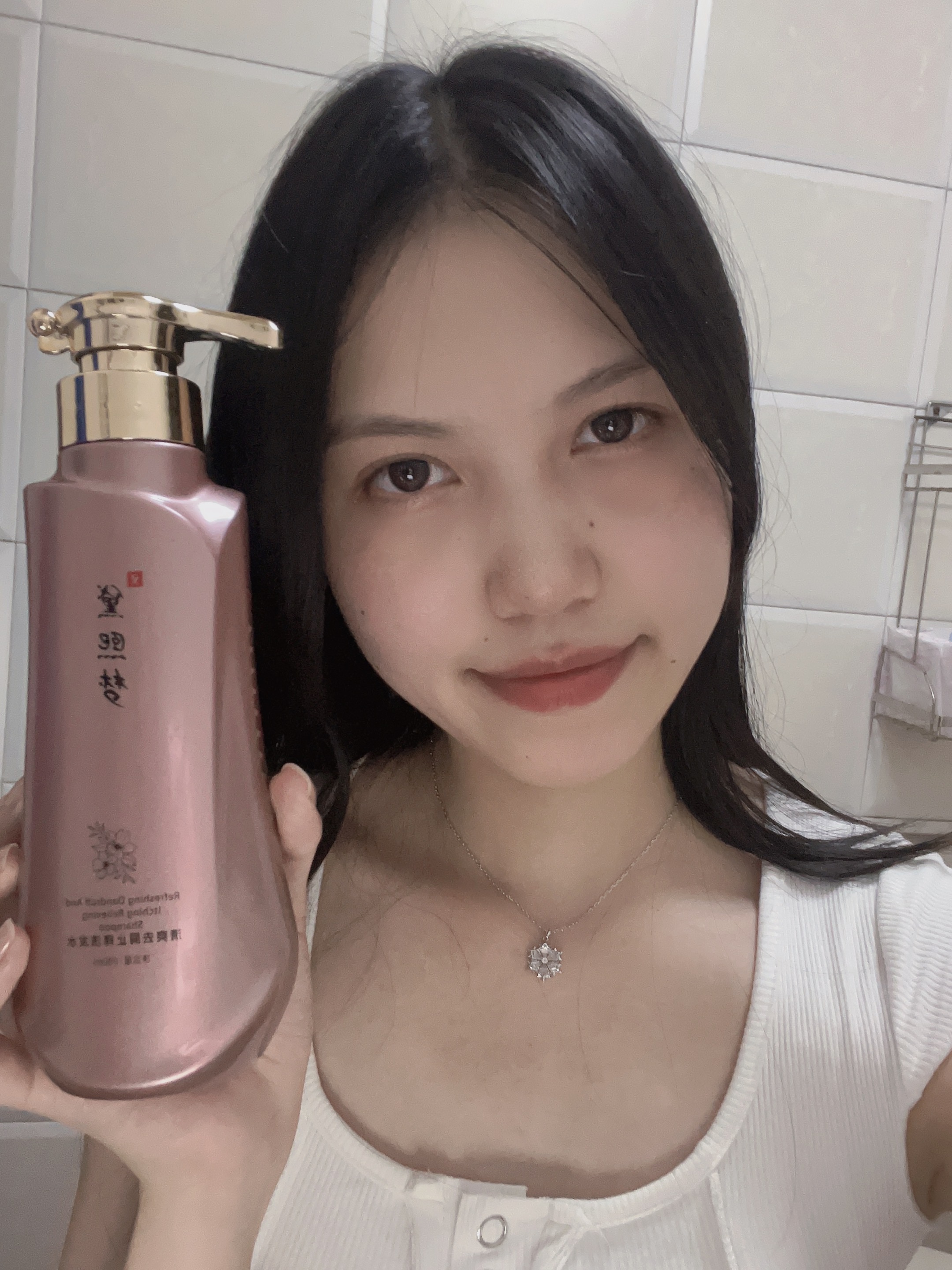 我一听到这个就很心疼,于是决定给她买一瓶治疗头屑和止痒的洗发水