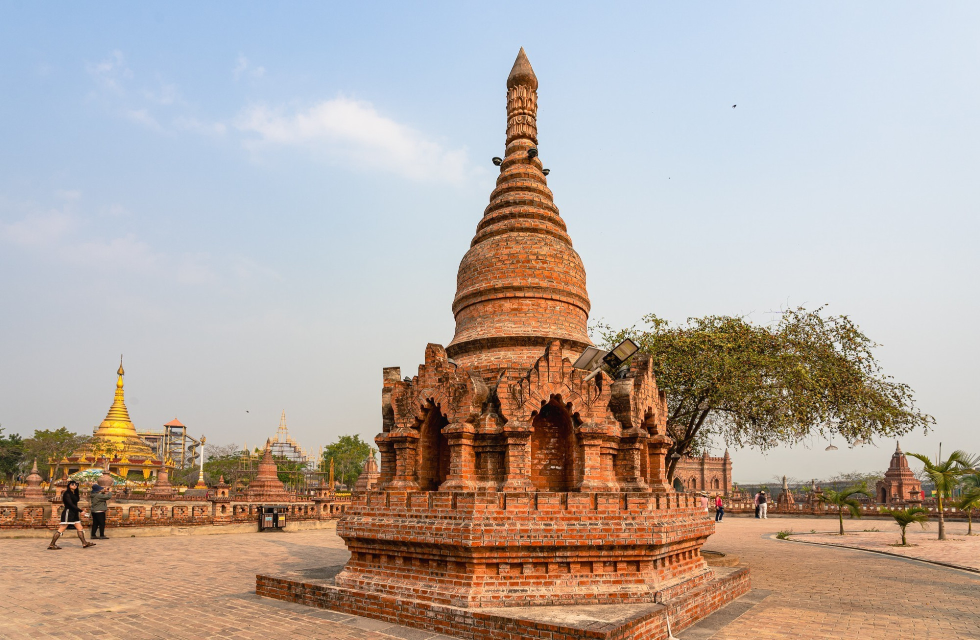 瑞丽"一寨两国"是国家aaaa级景区,位于德宏州瑞丽市银井村与缅甸芒秀