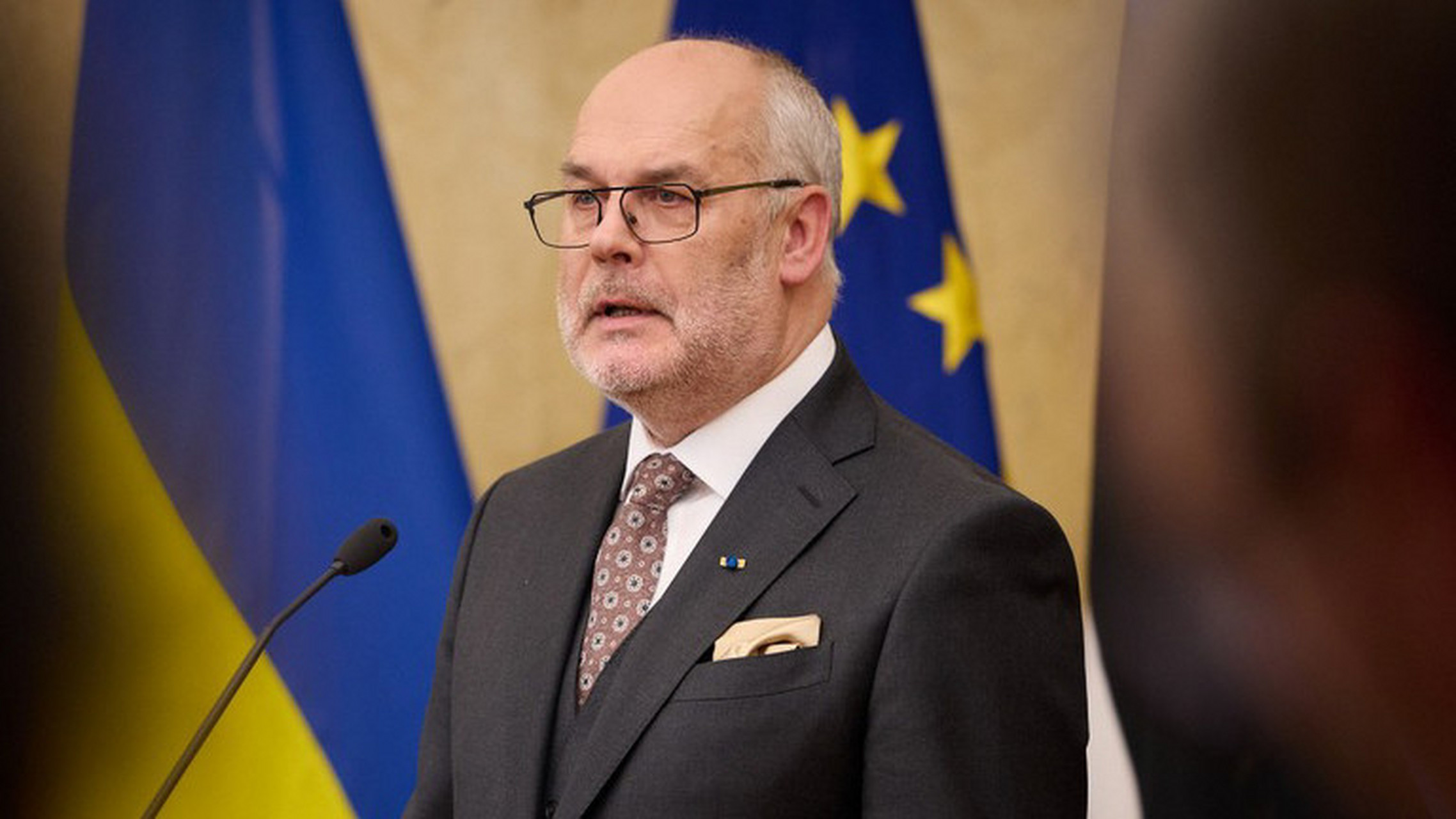 爱沙尼亚总统阿拉尔·卡里斯声称,只有在莫斯科完全屈服的情况下,才能