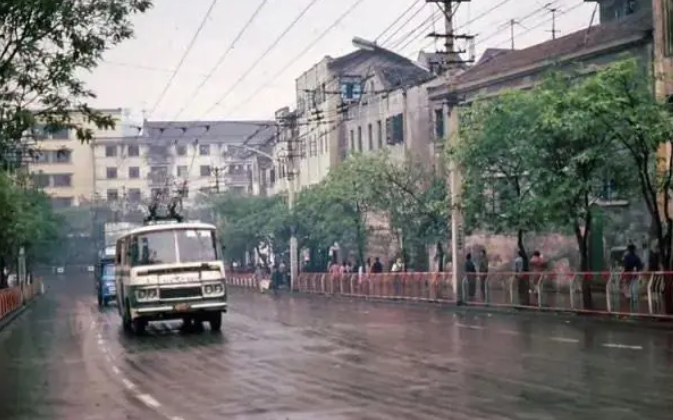 一张1986年重庆临江路上无轨电车的老照片,无轨电车缓缓行驶在临江路