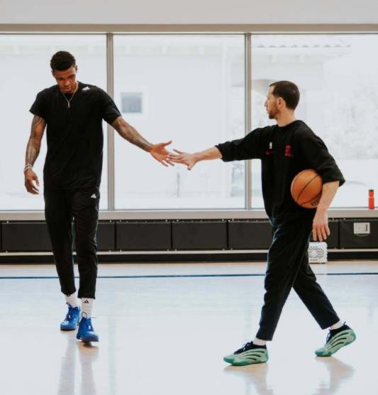 我们知道,杜兰特和杰伦布朗都跟乌度卡颇有渊源:杜兰特当年在篮网队的