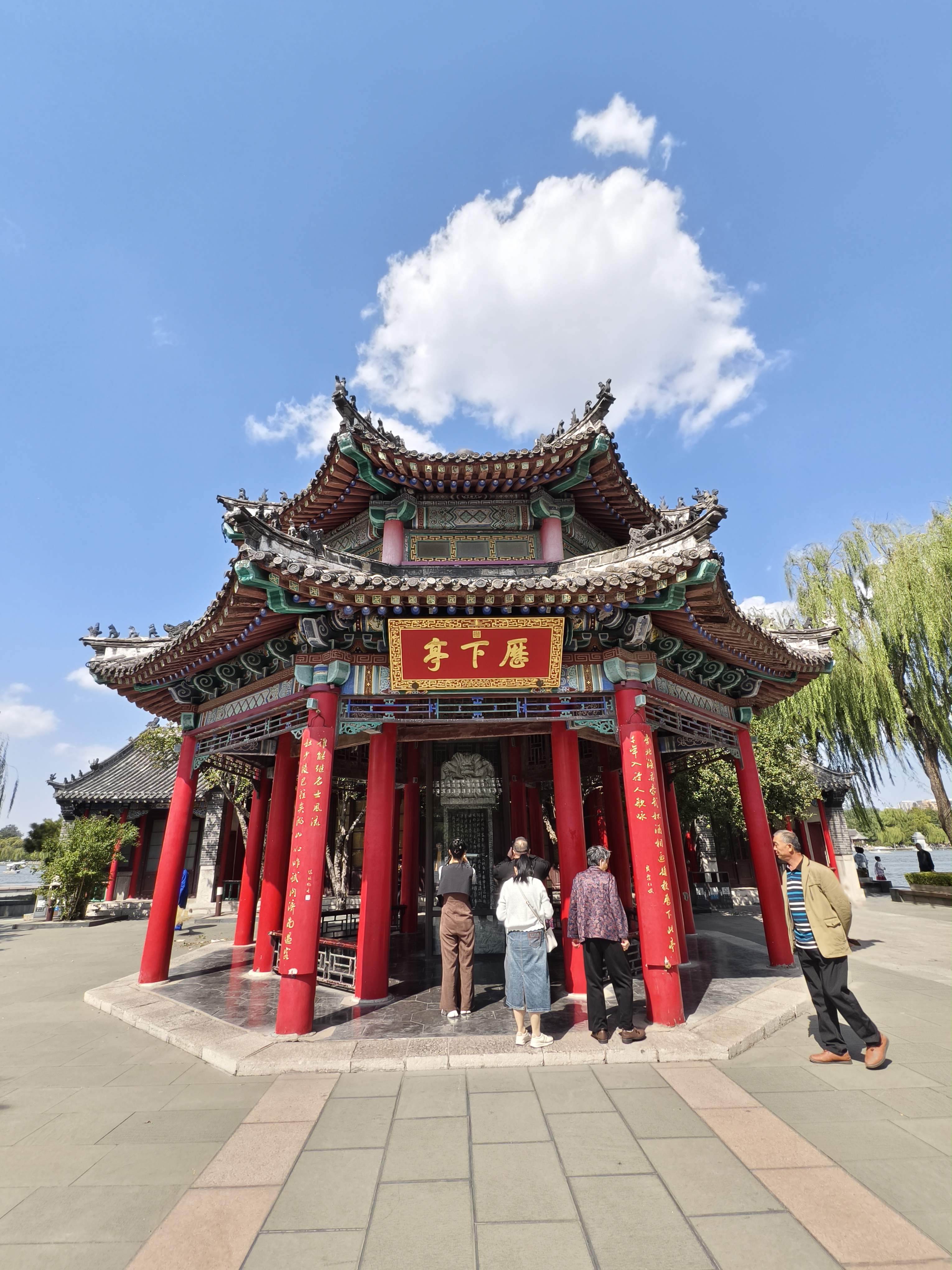 历下亭最早应该是位于五龙潭公园,后来移到了大明湖湖心岛上