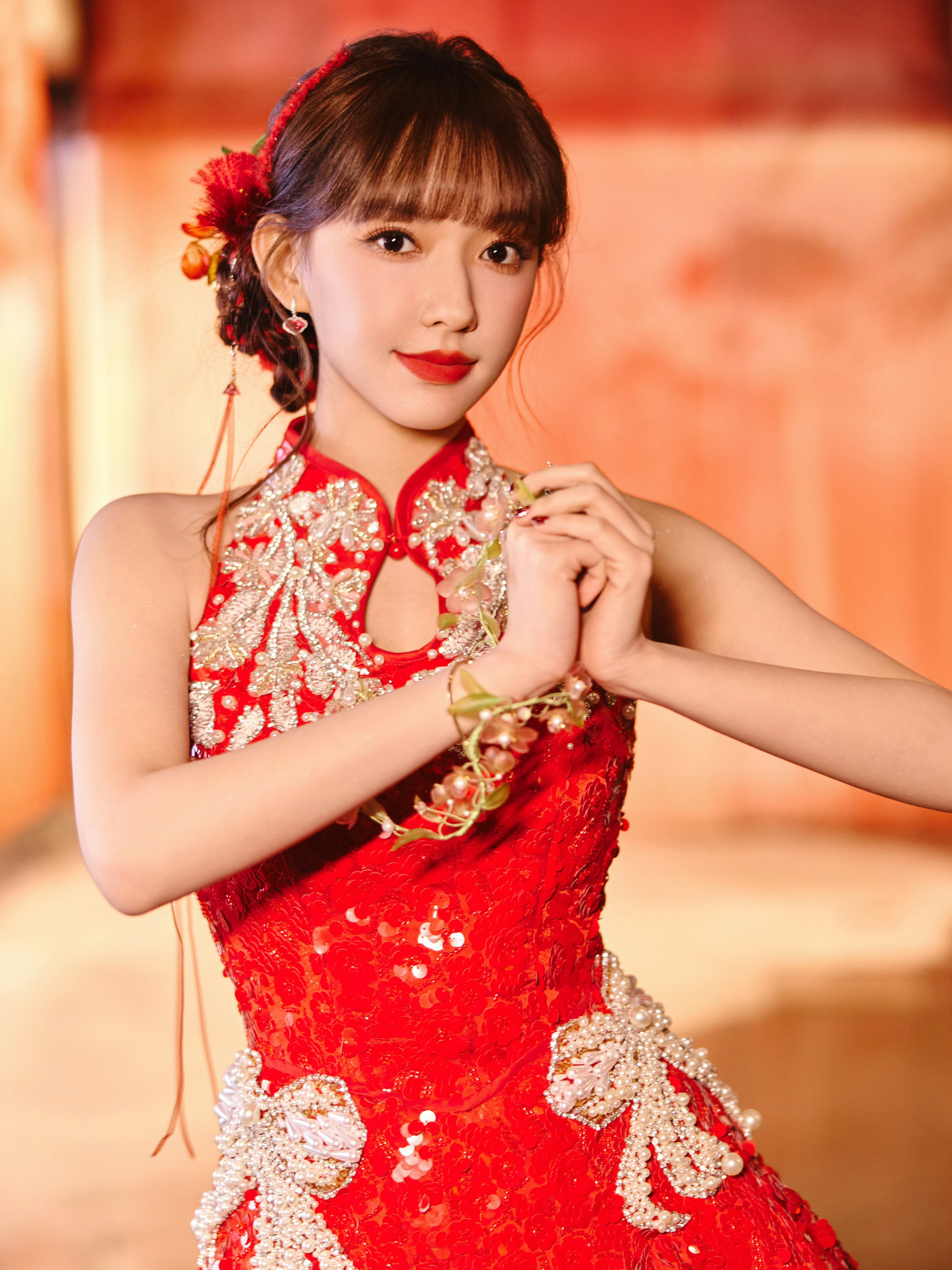 程潇身着一袭红色旗袍,身姿绰约,每一步都摇曳生姿,仿佛从旧时光中