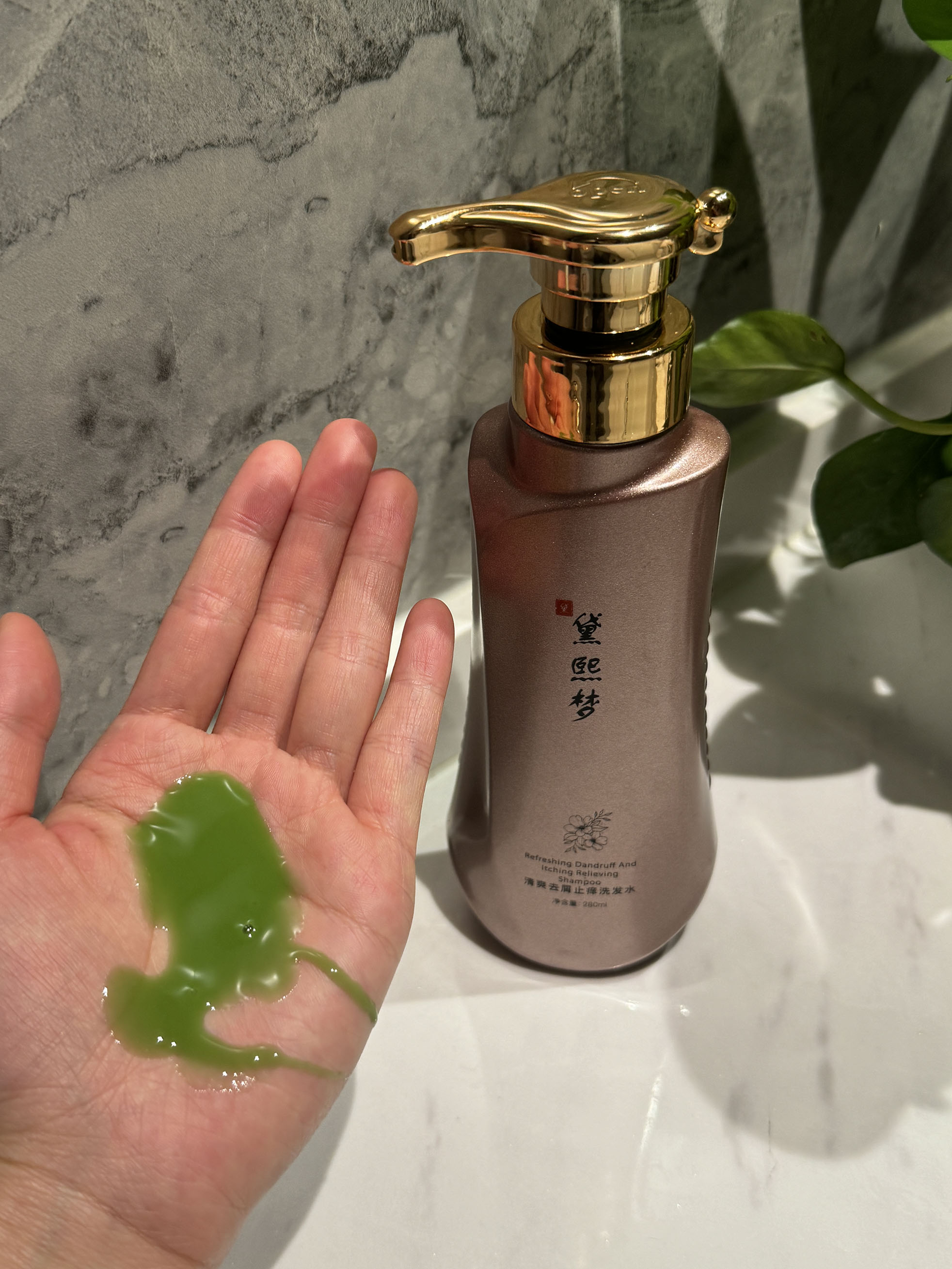 原来我女朋友头发总是油油的,还有一些小红点,让她很困扰