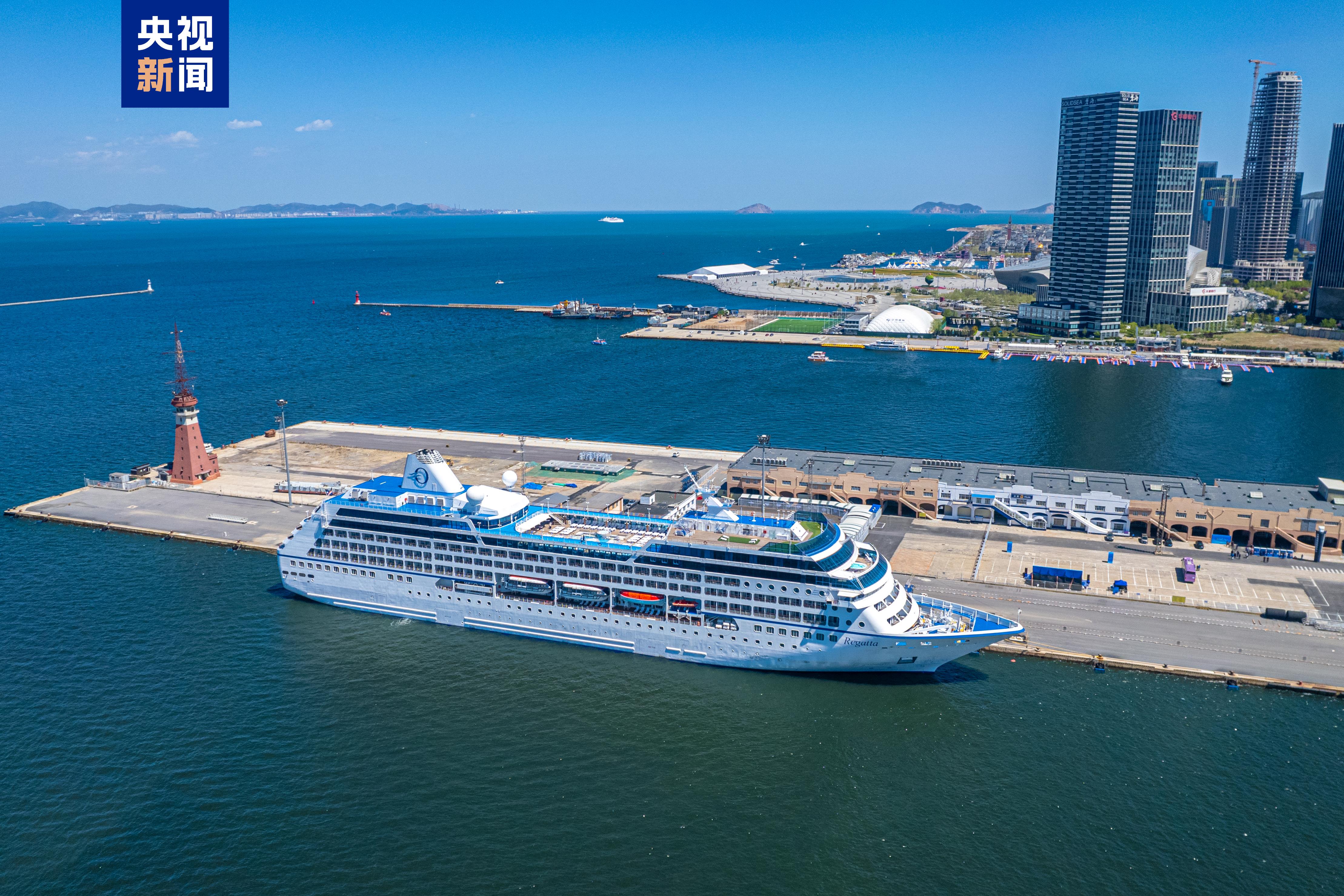 到访我省大连市邮轮靠岸下面国际游轮中心货船靠岸邮轮进出大连港视频