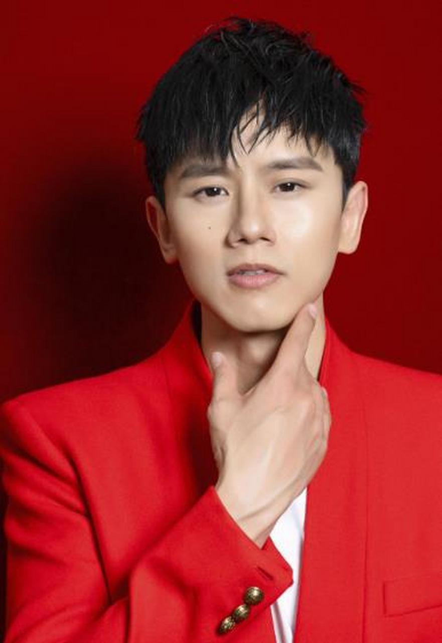 周深 事在人为# 周深疑似回应#张杰 投票第一# 一事,称遇到困难时