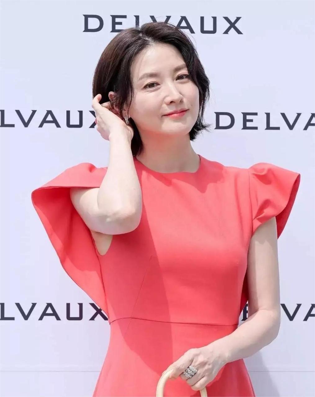 53岁李英爱新剪了波波头年轻10岁,穿红色连衣裙,美得像换了个人