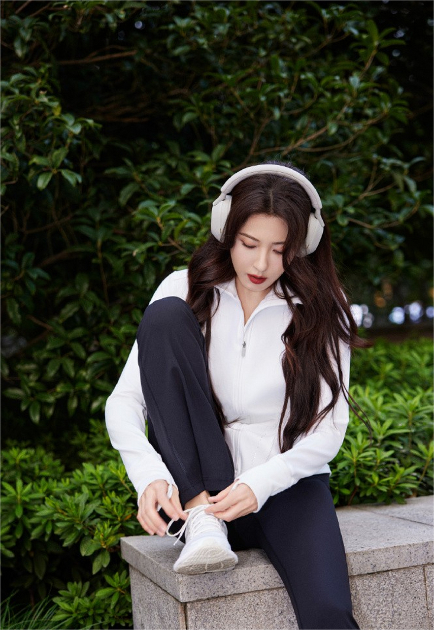 曾黎穿瑜伽裤运动美照上线,紧致而饱满,女人韵味十足